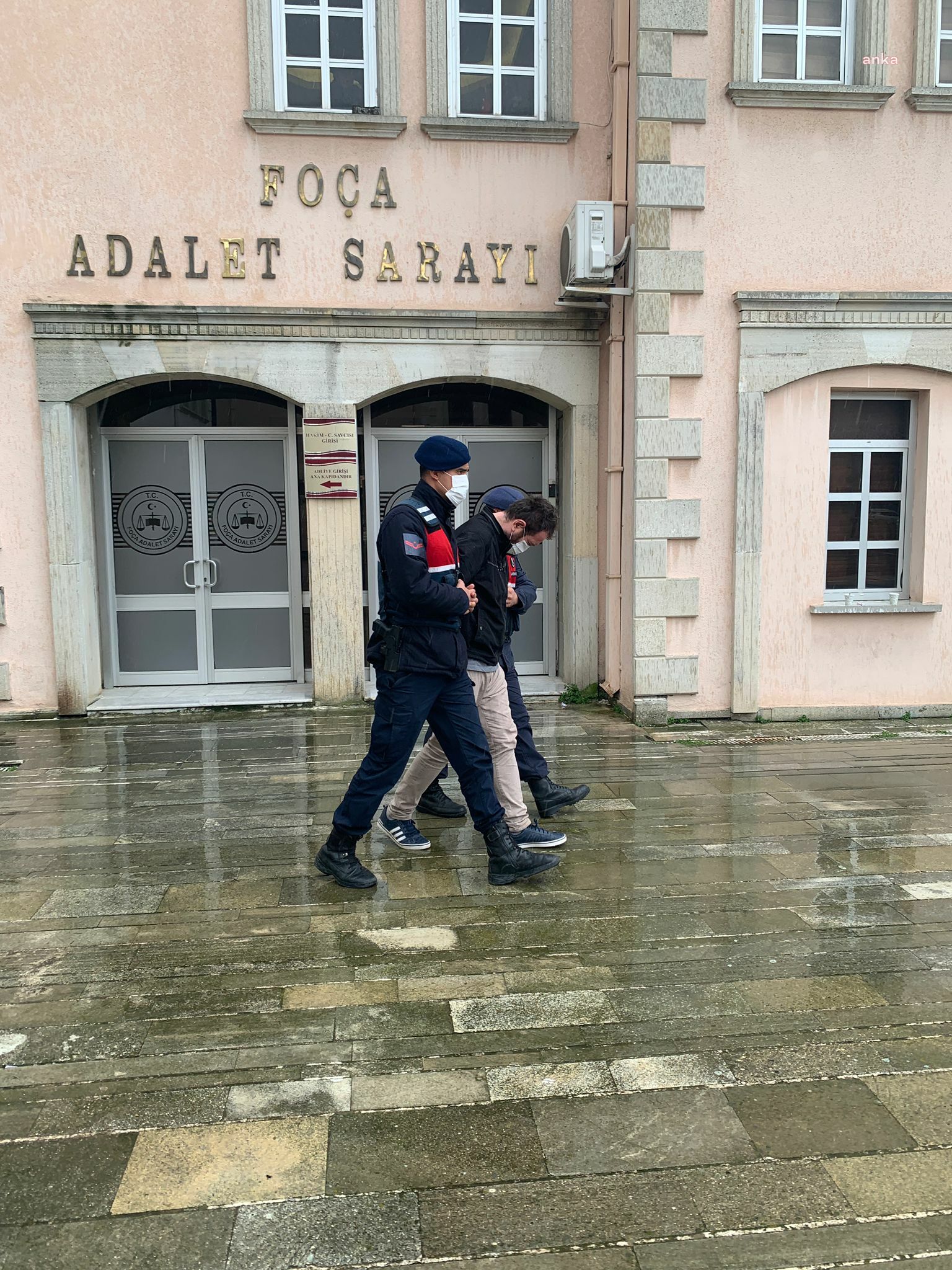 İZMİR'DE ARANAN 7 SUÇLU YAKALANDI