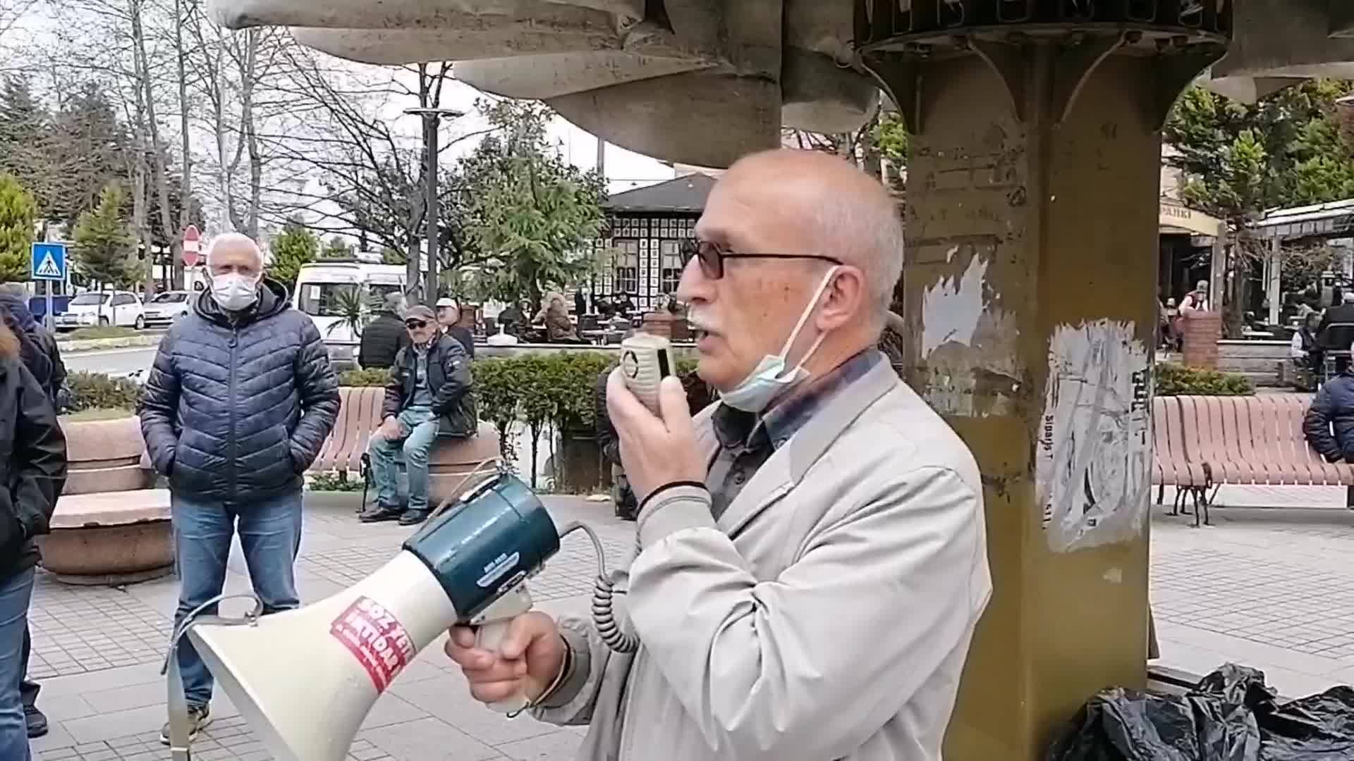 RİZE FINDIKLI’DA, ÇAY ALIM POLİTİKALARINA VE YÜKSEK GİRDİ MALİYETLERİNE KARŞI YAPILAN EYLEME KATILAN YAŞLI ÇAY ÜRETİCİSİ: “CUMHURBAŞKANINA SESLENİYORUM. GÜBRE ATMAYINCA ÇAYLAR OLMUYOR. NE OLUR YAPMASIN, ETMESİN”