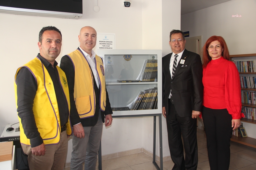 KONAK’TA ÜNİVERSİTEYE HAZIRLANAN ÖĞRENCİLER İÇİN “DURAK KİTAPLIK” PROJESİ