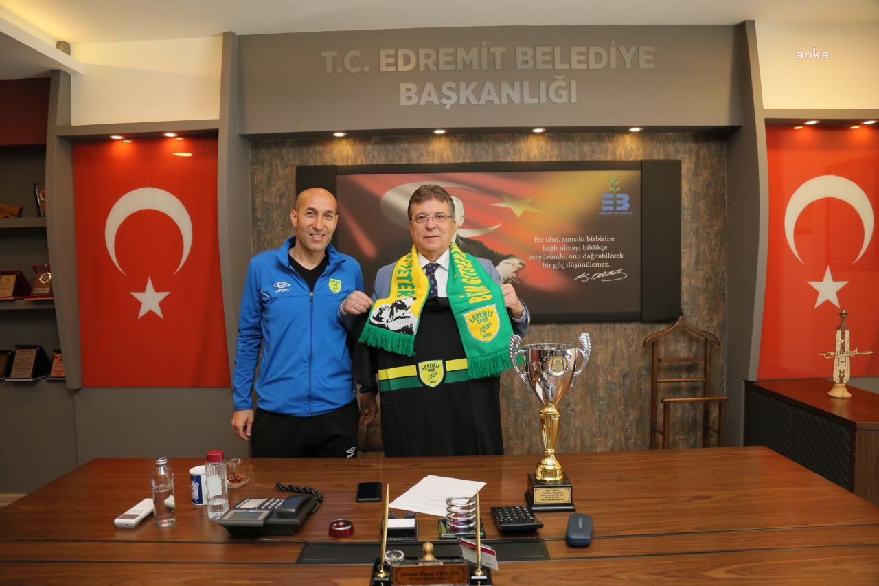 EDREMİTSPOR'DAN EDREMİT BELEDİYE BAŞKANI ARSLAN'A ŞAMPİYONLUK KUPASI