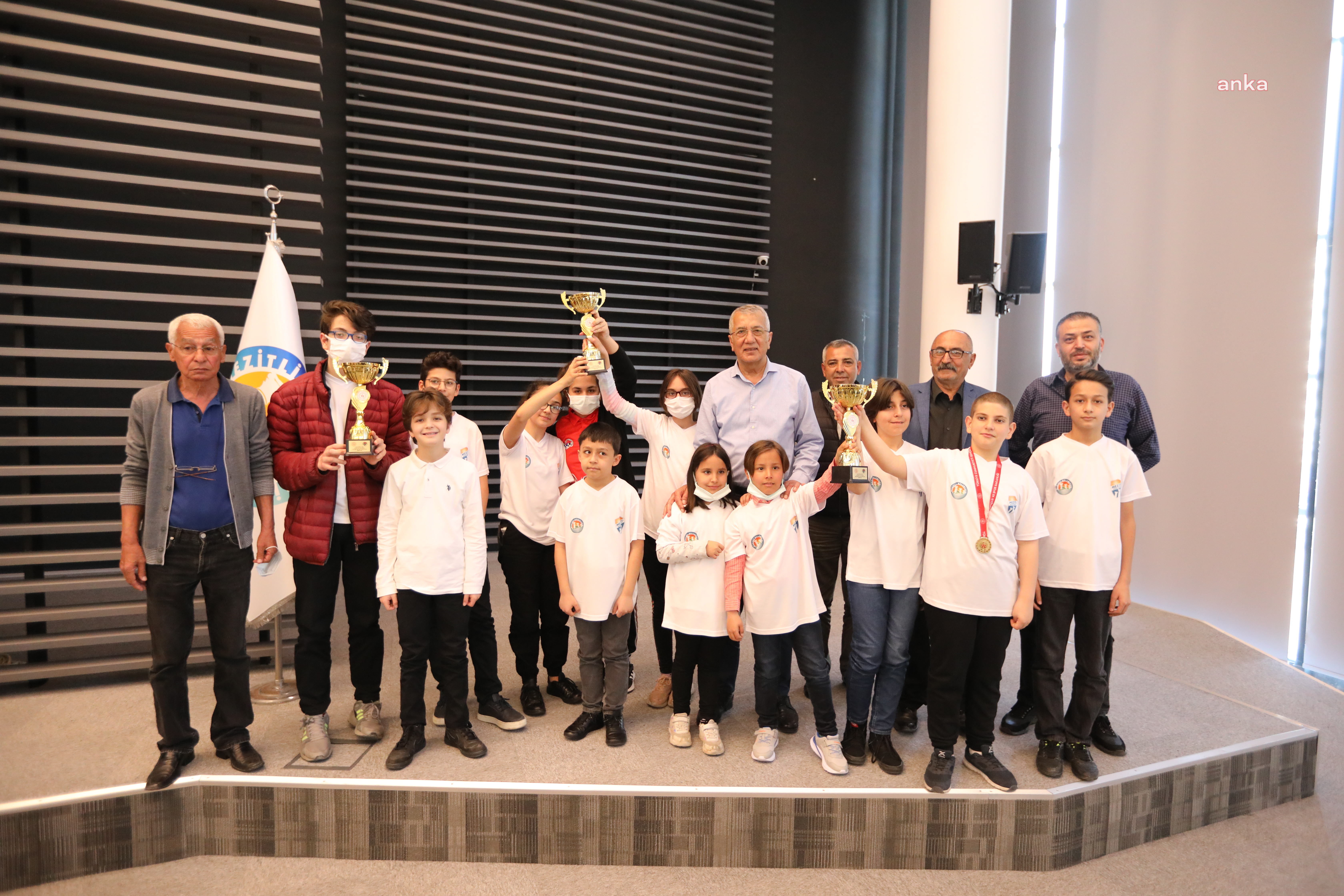 MEZİTLİ’NİN BAŞARILI SPORCULARI BELEDİYE BAŞKANI TARHAN’LA BİR ARAYA GELDİ