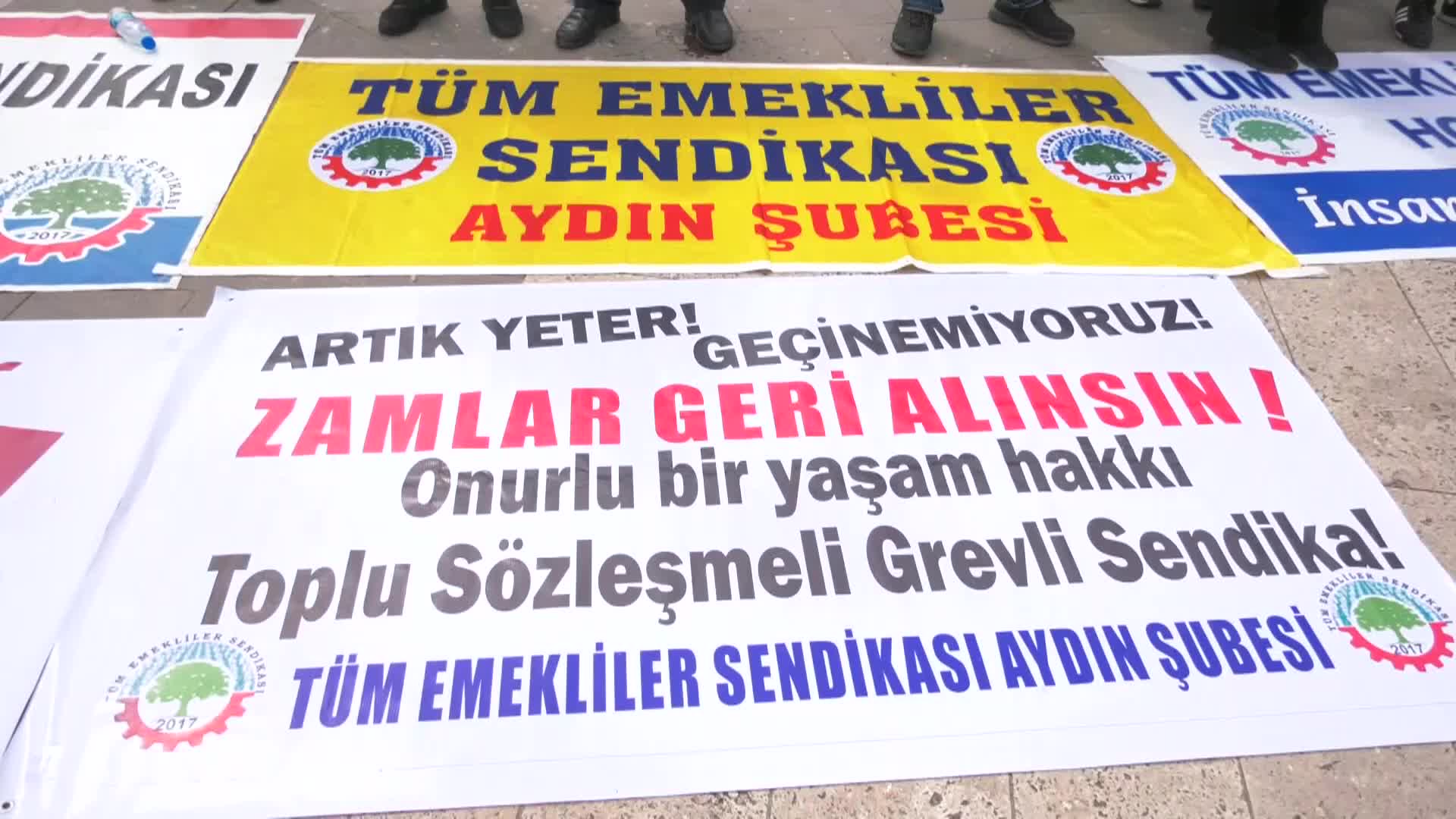 EMEKLİLER ZAM TALEBİYLE ANKARA'DA EYLEM YAPTI. BİR EMEKLİ: MEMURİYETİMDE 450 LİRA MAAŞ ALIYORDUM, HER AY BİR PAKET KAŞAR ALIYORDUM, ŞİMDİ BİR DİLİMİNİ ALAMIYORUM
