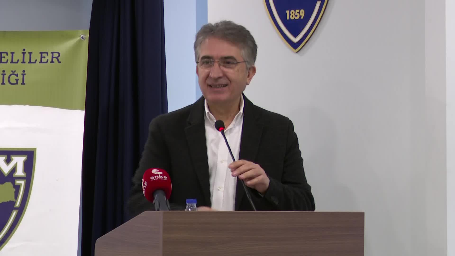 EKONOMİK KRİZ KONFERANSI'NDA KONUŞAN PROF. DR. KARATEPE: "DÜKKAN SAHİBİNİ DEĞİŞTİRMEDİĞİNİZ YA DA DÜKKAN SAHİBİNİN SATACAK TARLASI KALMAYANA DEK BU İŞ BÖYLE SÜRER”