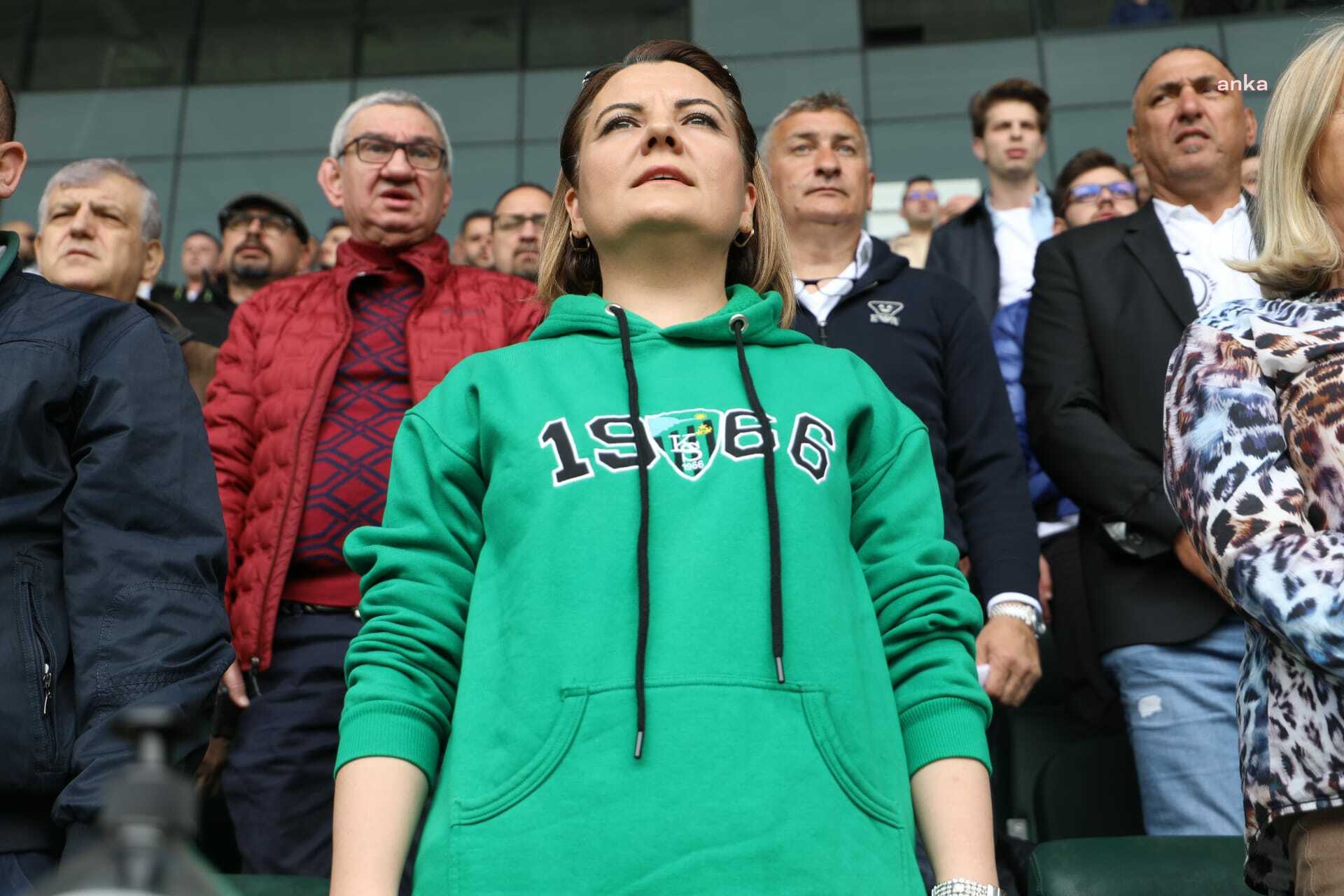 İZMİT BELEDİYE BAŞKANI HÜRRİYET KOCAELİSPOR’UN GALİBİYET COŞKUSUNA ORTAK OLDU