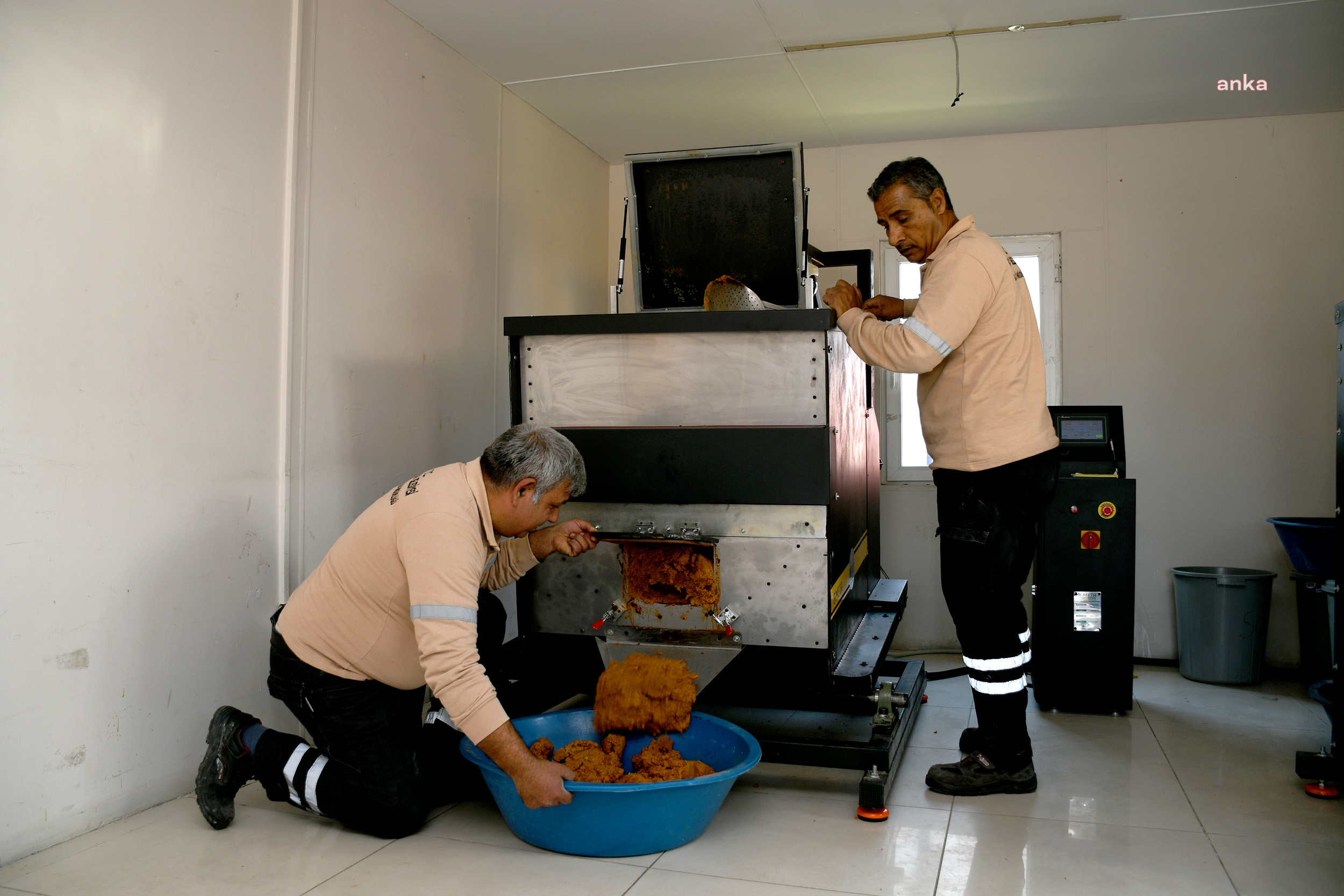 KUŞADASI BELEDİYESİ, SOKAK HAYVANLARI İÇİN MAMA ÜRETİMİNE BAŞLADI