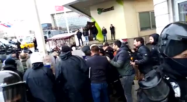 KAZANCI YOKUŞU'NDAKİ 1 MAYIS AÇIKLAMASINA POLİS MÜDAHALE ETTİ. YAKLAŞIK 20 KİŞİ GÖZALTINA ALINDI