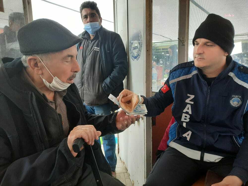 BURHANİYE ZABITASI PAZARDA BULDUĞU CÜZDANI SAHİBİNE TESLİM ETTİ