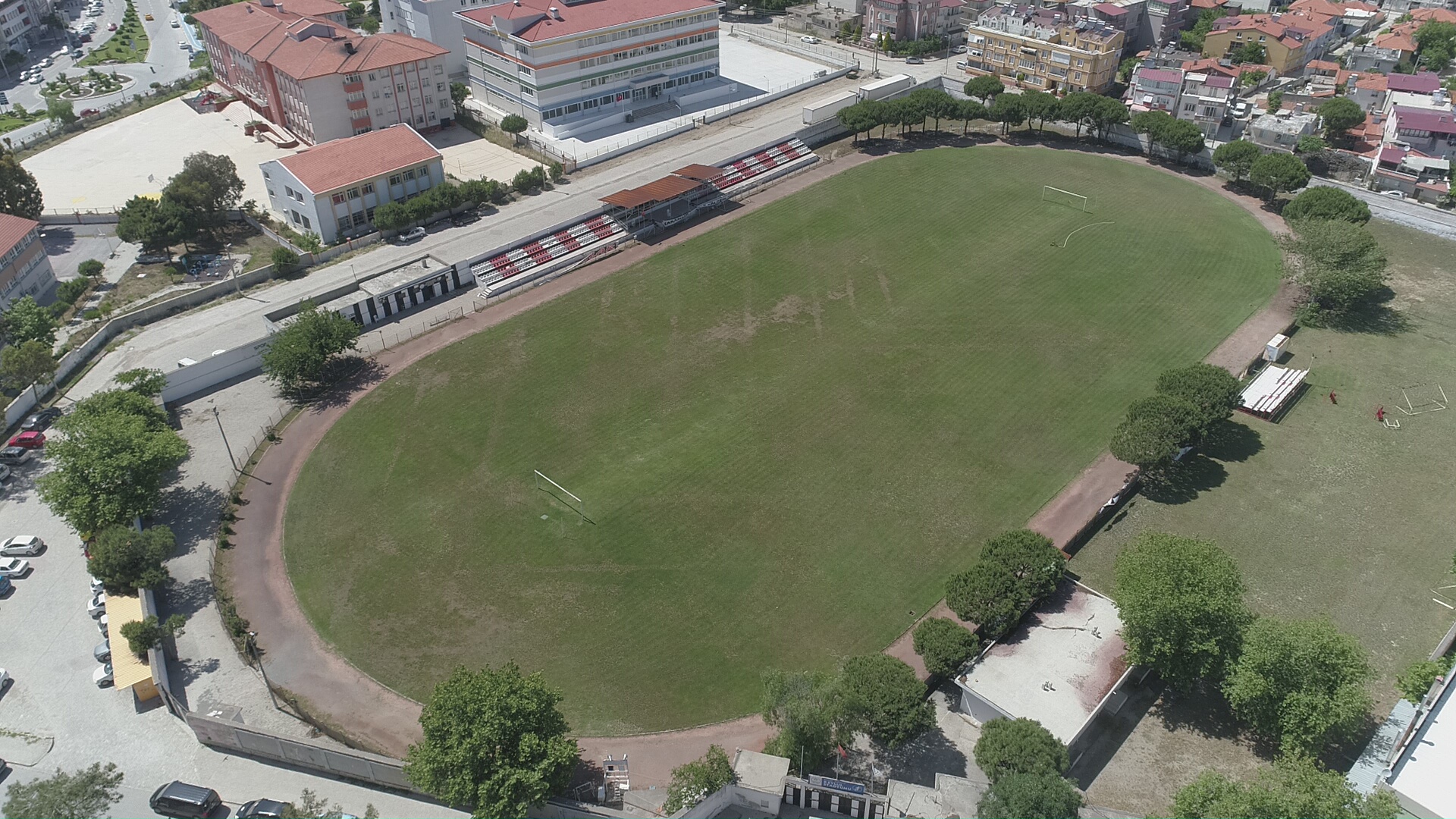 BURHANİYE'DE 8 EYLÜL STADI, SPOR YAPAN VATANDAŞLARA KAPILARINI AÇTI