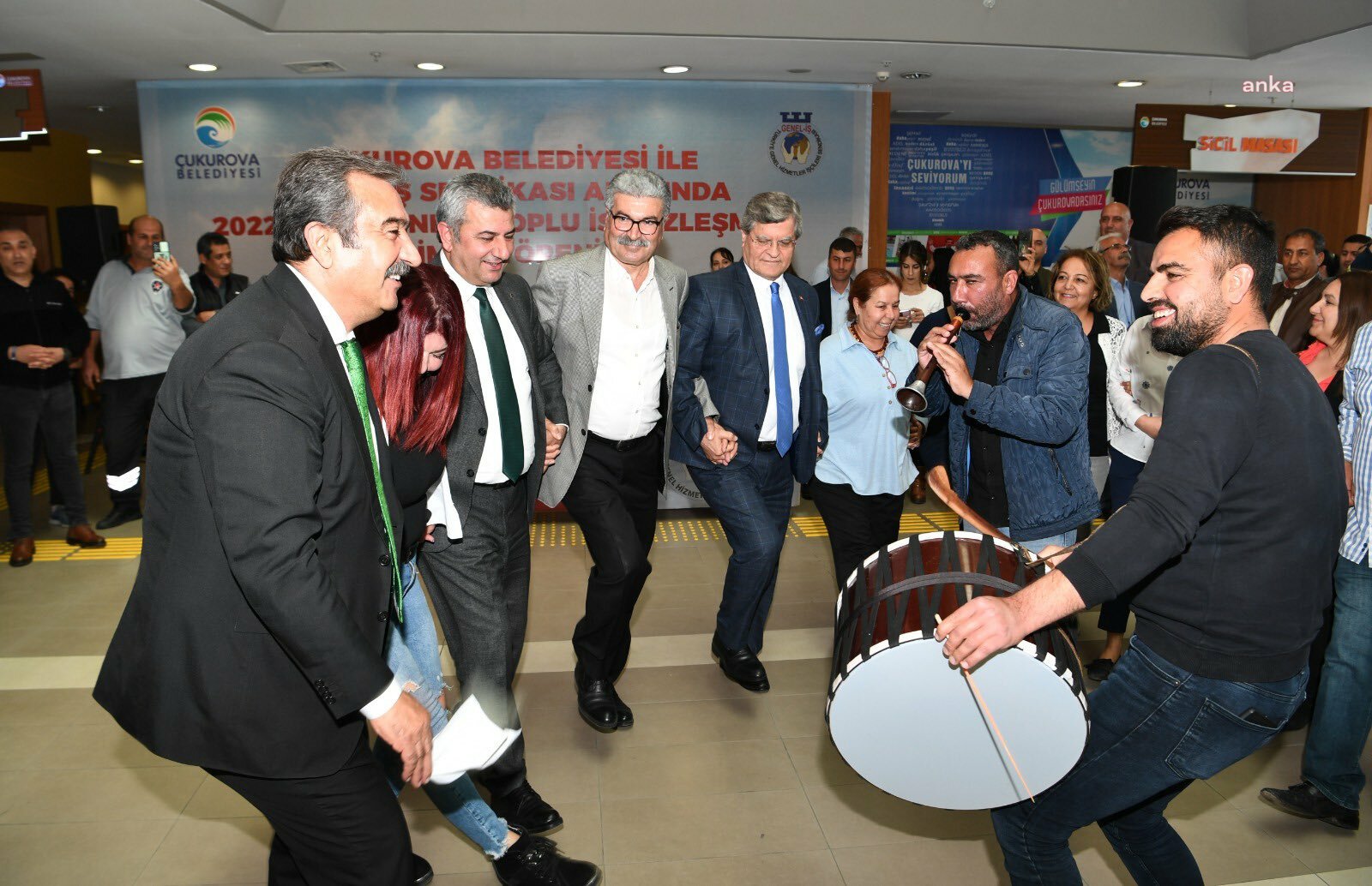 ÇUKUROVA BELEDİYESİ'NDE HALAYLAR EŞLİĞİNDE TİS KUTLAMASI