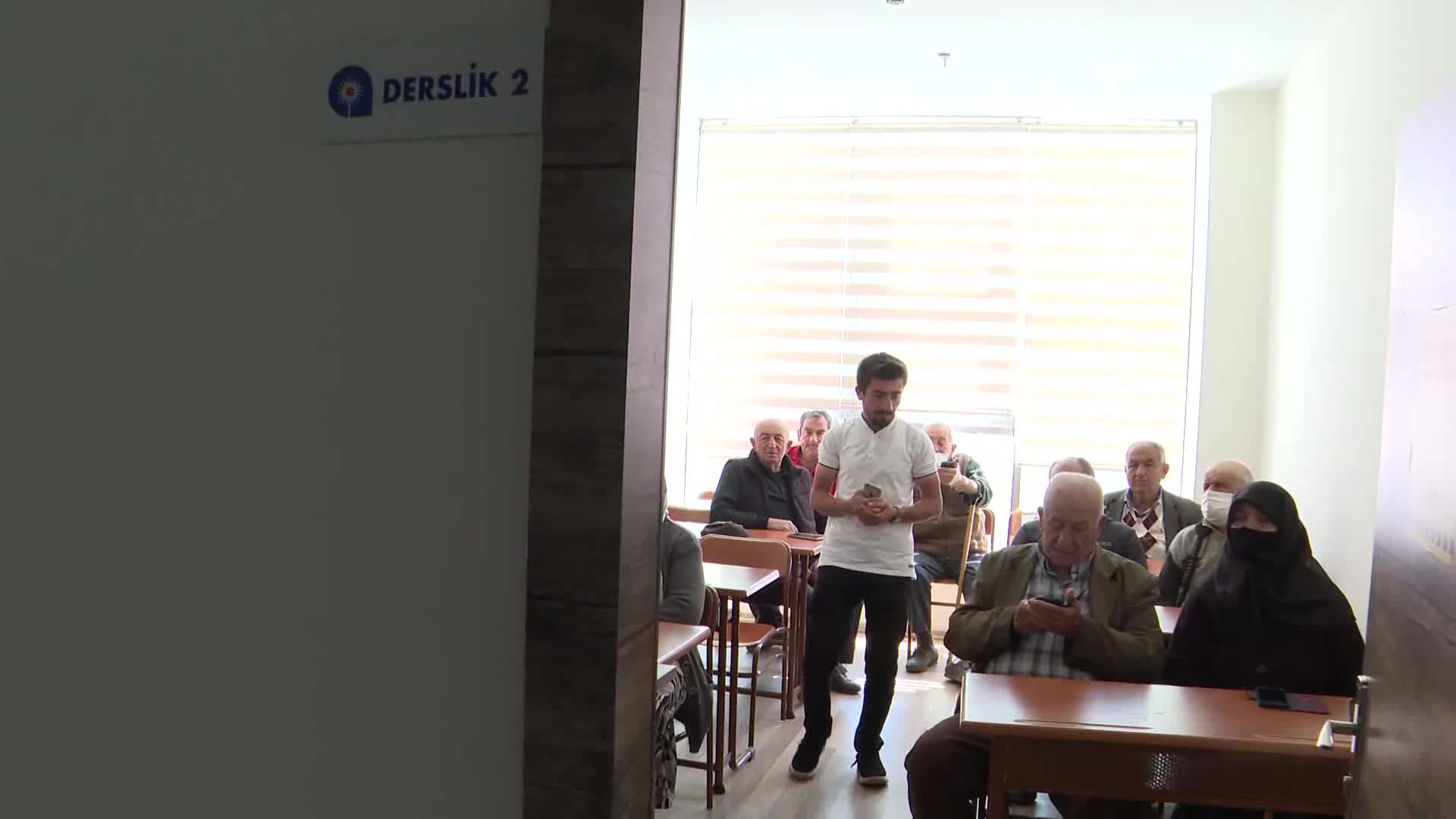 ANTALYA BÜYÜKŞEHİR’DEN GÜNDOĞMUŞ’TA YAŞ ALMIŞ VATANDAŞLARA AKILLI TELEFON KURSU
