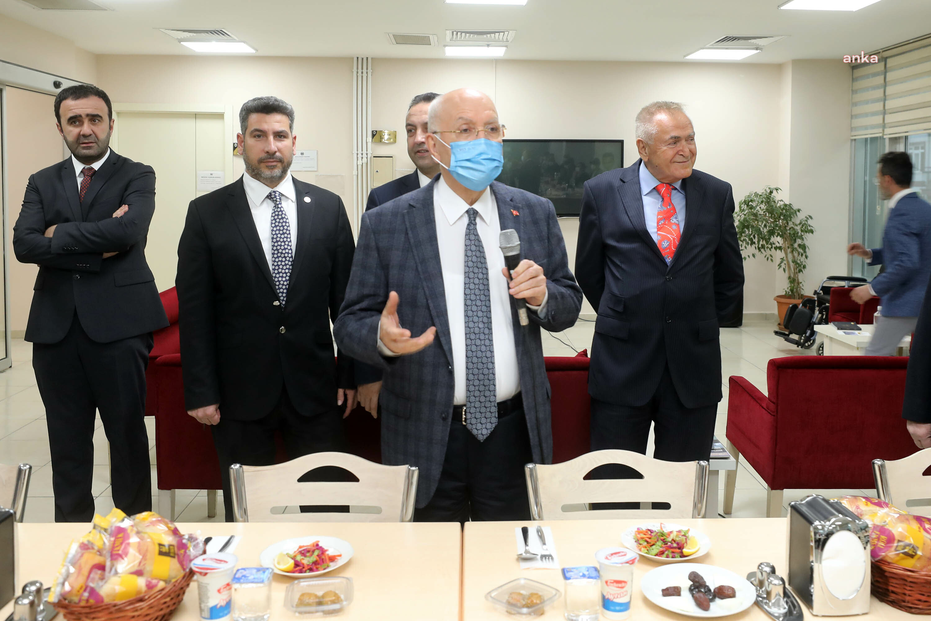 YENİMAHALLE BELEDİYESİ'NDEN ATA MAHALLESİ'NDE 2 BİN KİŞİLİK İFTAR SOFRASI