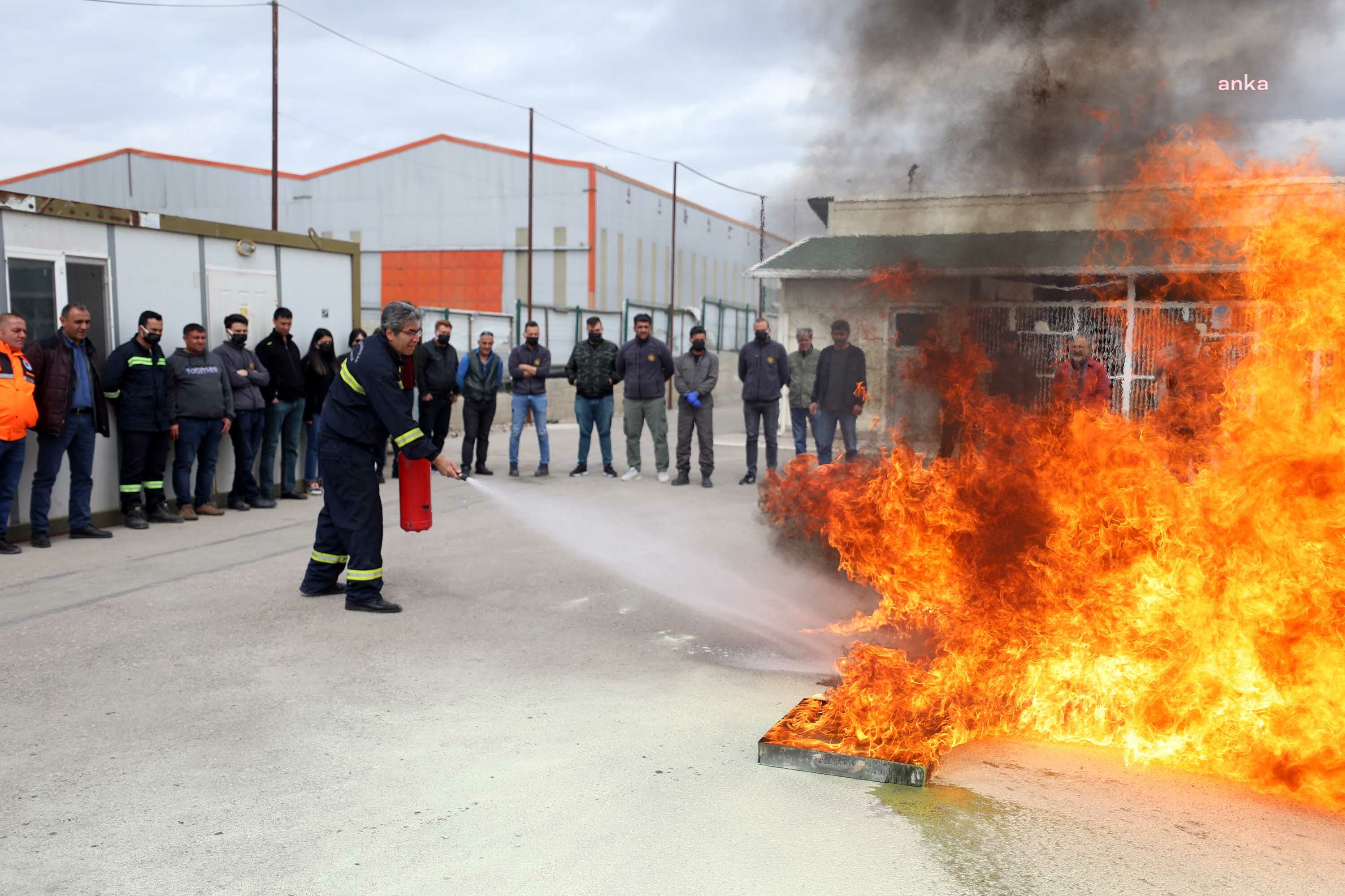 YENİMAHALLE BELEDİYESİ'NDEN TEMİZLİK PERSONELİNE YANGIN TATBİKATI