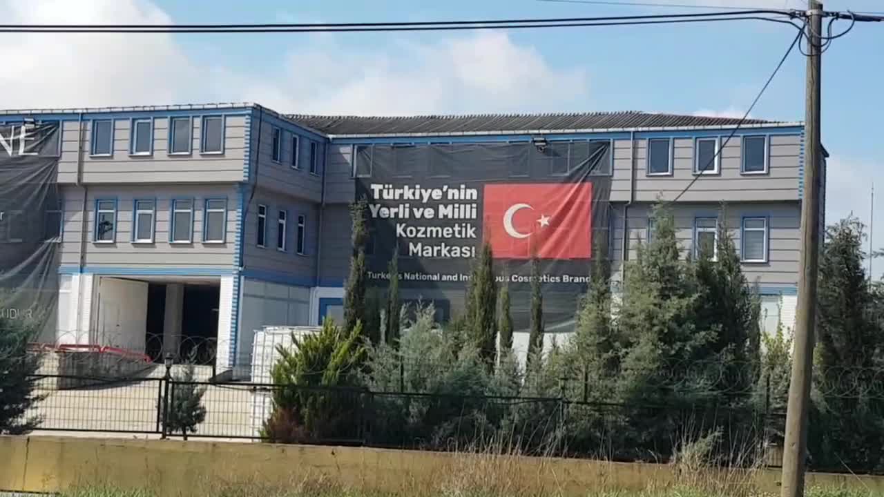 UYUŞTURUCU KAÇAKÇILIĞINDAN TUTUKLANAN AKAT'IN FABRİKASINA 'YERLİ, MİLLİ' AFİŞİ ASILDI