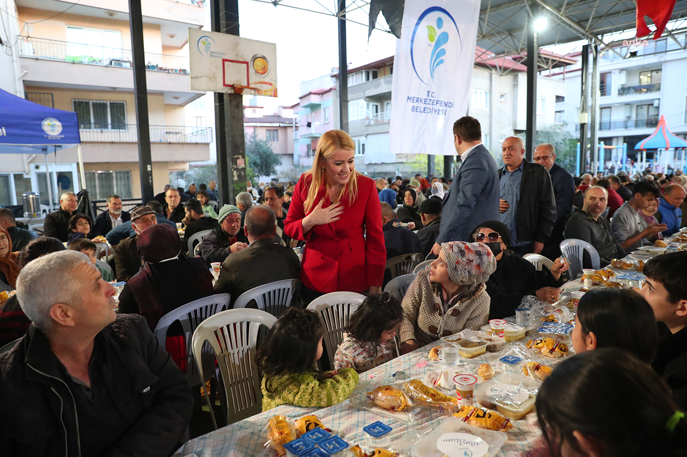 MERKEZEFENDİ BELEDİYESİ’NDEN MEHMET AKİF ERSOY MAHALLESİ’NDE İFTAR SOFRASI