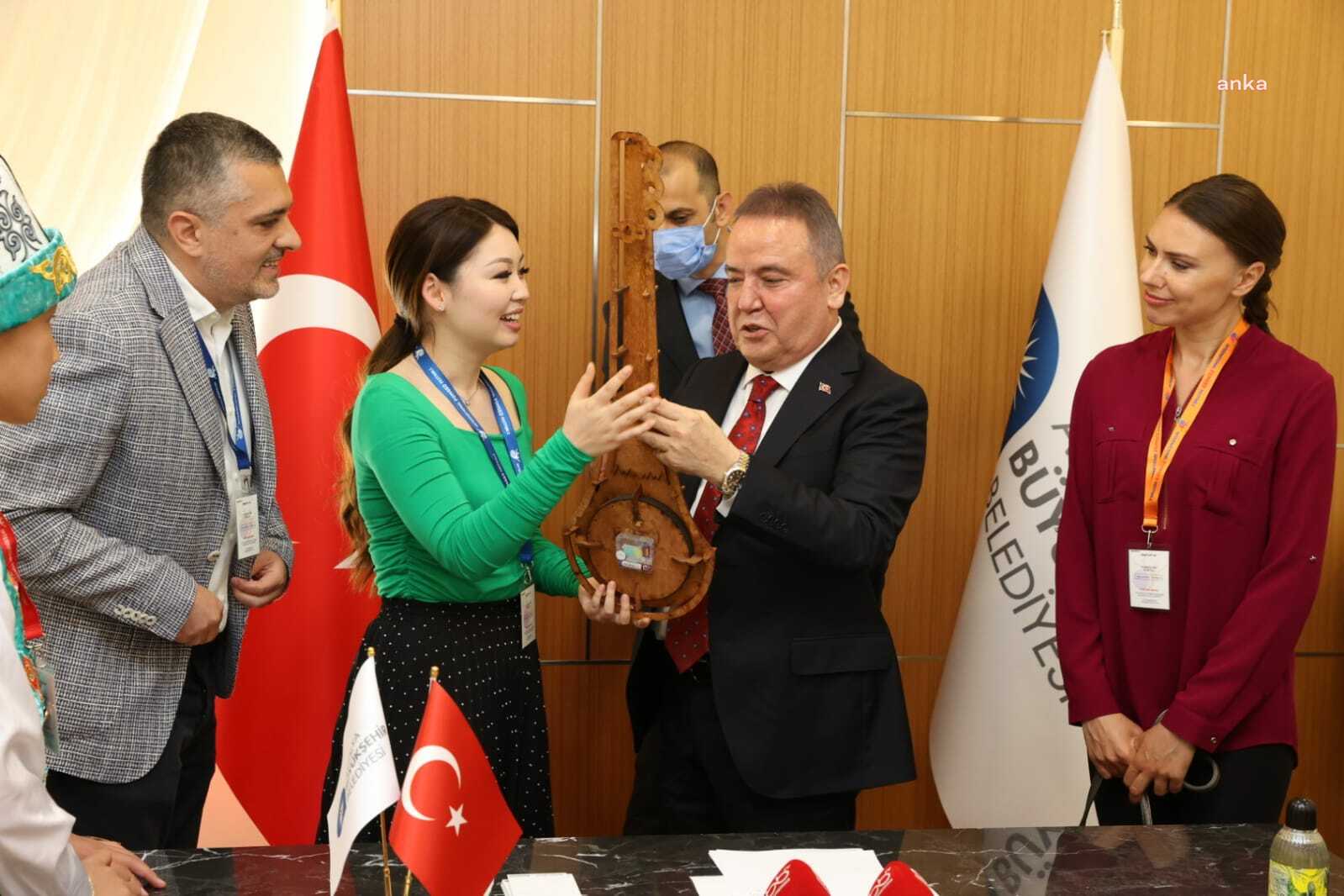 DÜNYA ÇOCUKLARI MUHİTTİN BÖCEK’İ ZİYARET ETTİ
