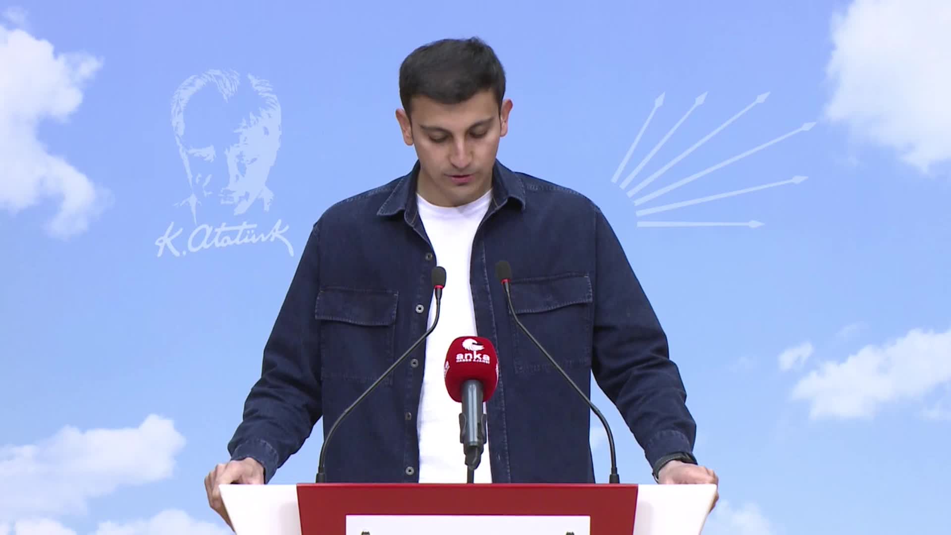 CHP GENÇLİK KOLLARI, ÜNİVERSİTE ÖĞRENCİLERİ İÇİN 'ASKIDA BİLET' KAMPANYASI BAŞLATTI. GENÇOSMAN KİLLİK: “ÖĞRENCİLERİN BAYRAMDA AİLELERİ İLE BİR ARAYA GELEMEMESİ BİLE İKTİDARIN DİKKATİNİ ÇEKEMEDİ”