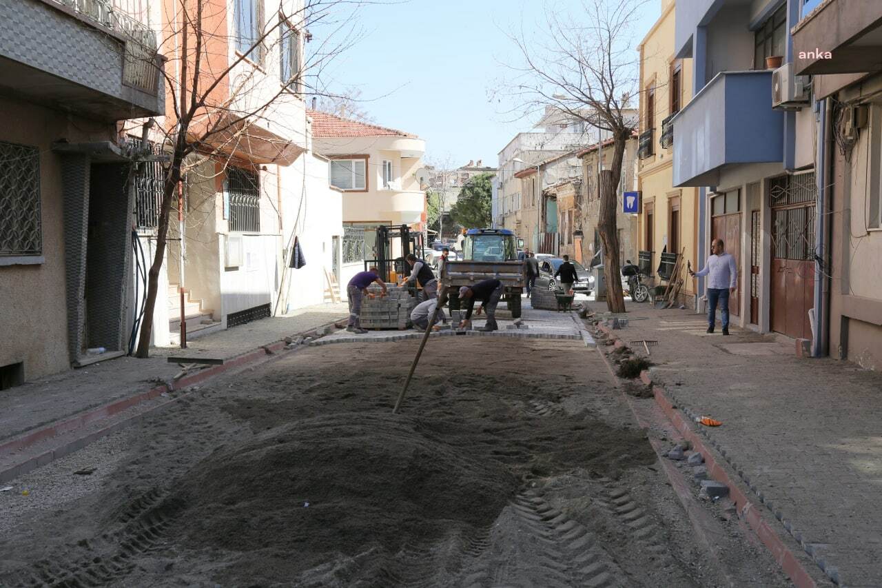 EDREMİT’TE DOĞALGAZ ÇALIŞMALARI SIRASINDA BOZULAN YOLLAR YENİLENİYOR