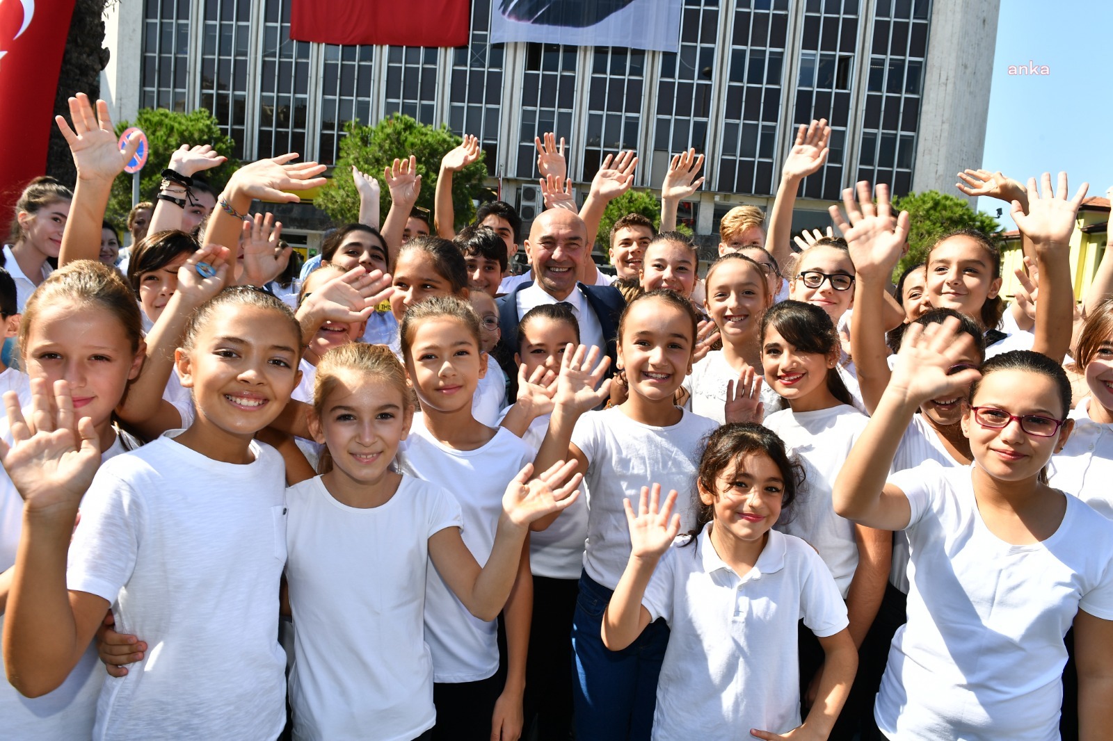 İZMİR'DE 23 NİSAN İÇİN DOLU DOLU PROGRAM