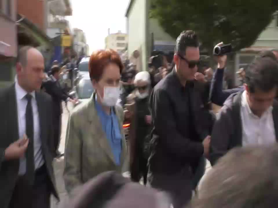 KIRŞEHİRLİ VATANDAŞTAN, MERAL AKŞENER'E: "ÇOK PERİŞANIZ. BÜYÜKELÇİLERE YEMEK VERMESİNLER, MİLLETLE İLGİLENSİNLER"