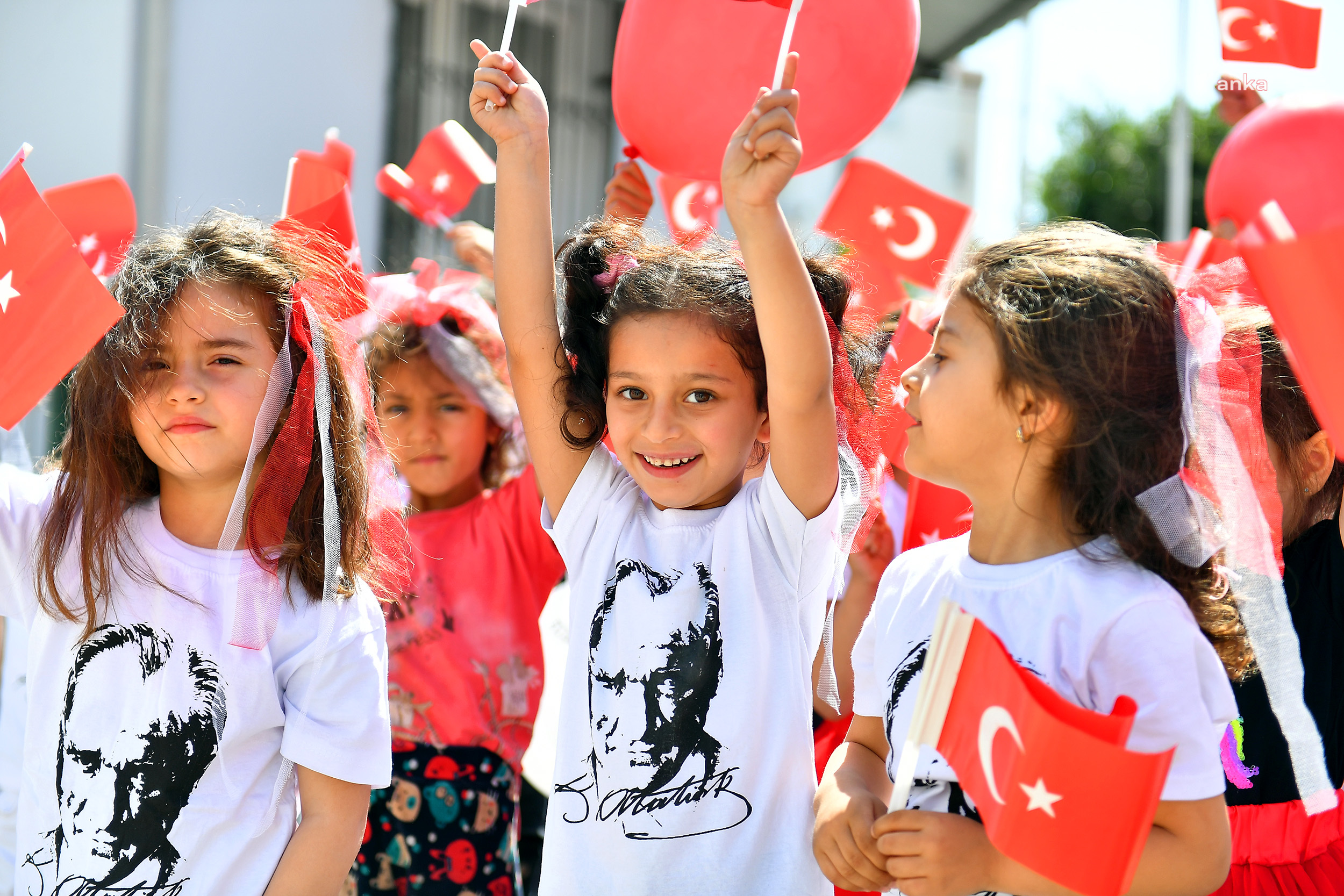 MERSİNLİ MİNİKLER, 23 NİSAN COŞKUSUNU SOKAKLARA TAŞIDI