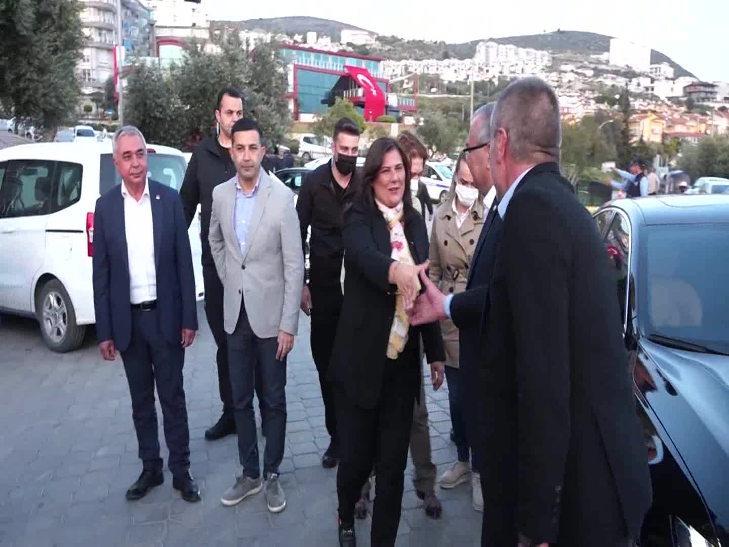 ÖZLEM ÇERÇİOĞLU’NDAN İFTAR YEMEĞİNDE BAŞKAN ÖMER GÜNEL’E TAM DESTEK
