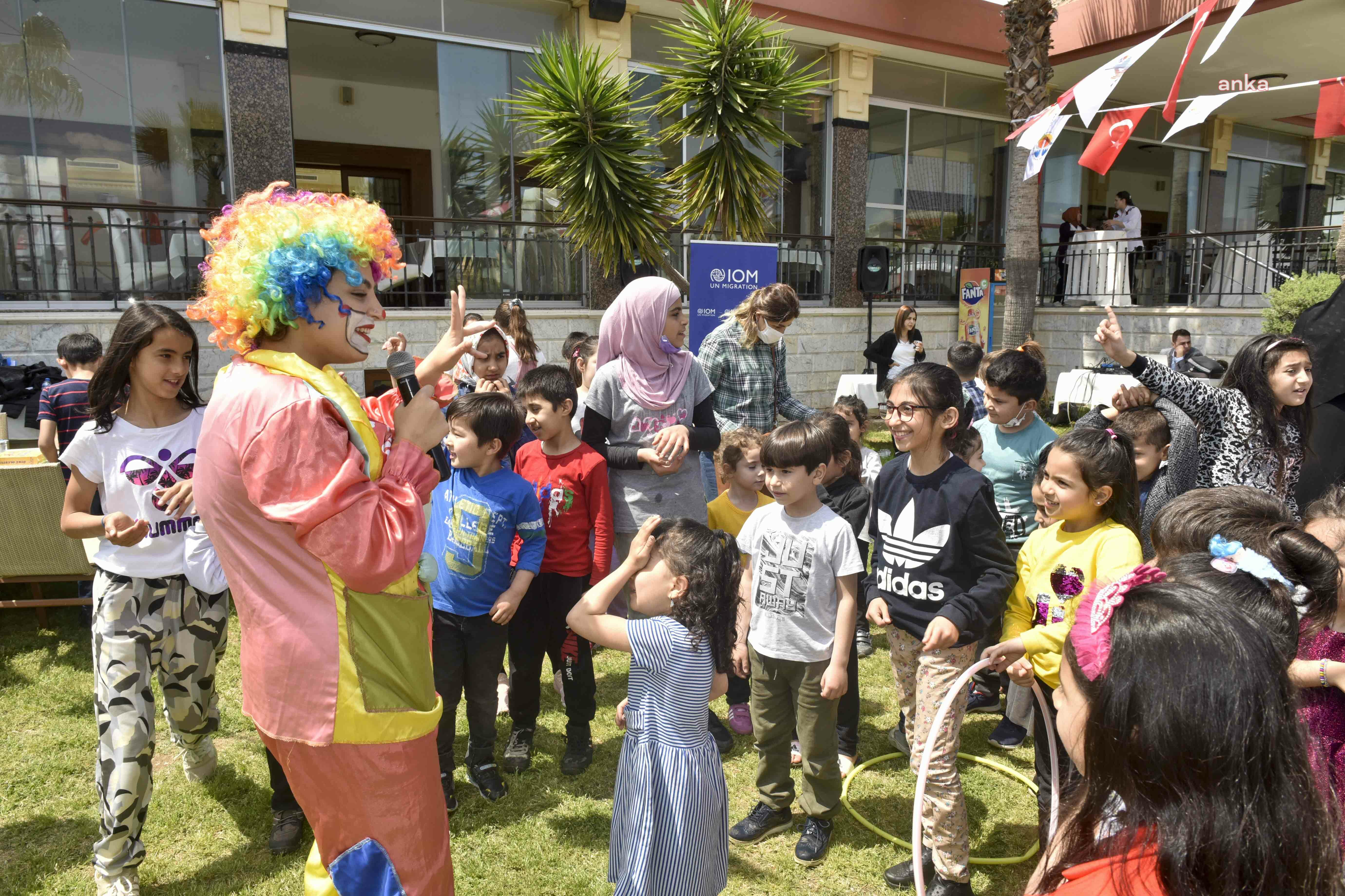 ADANA’DA 23 NİSAN’DA HASTA VE GÖÇMEN ÇOCUKLAR UNUTULMADI