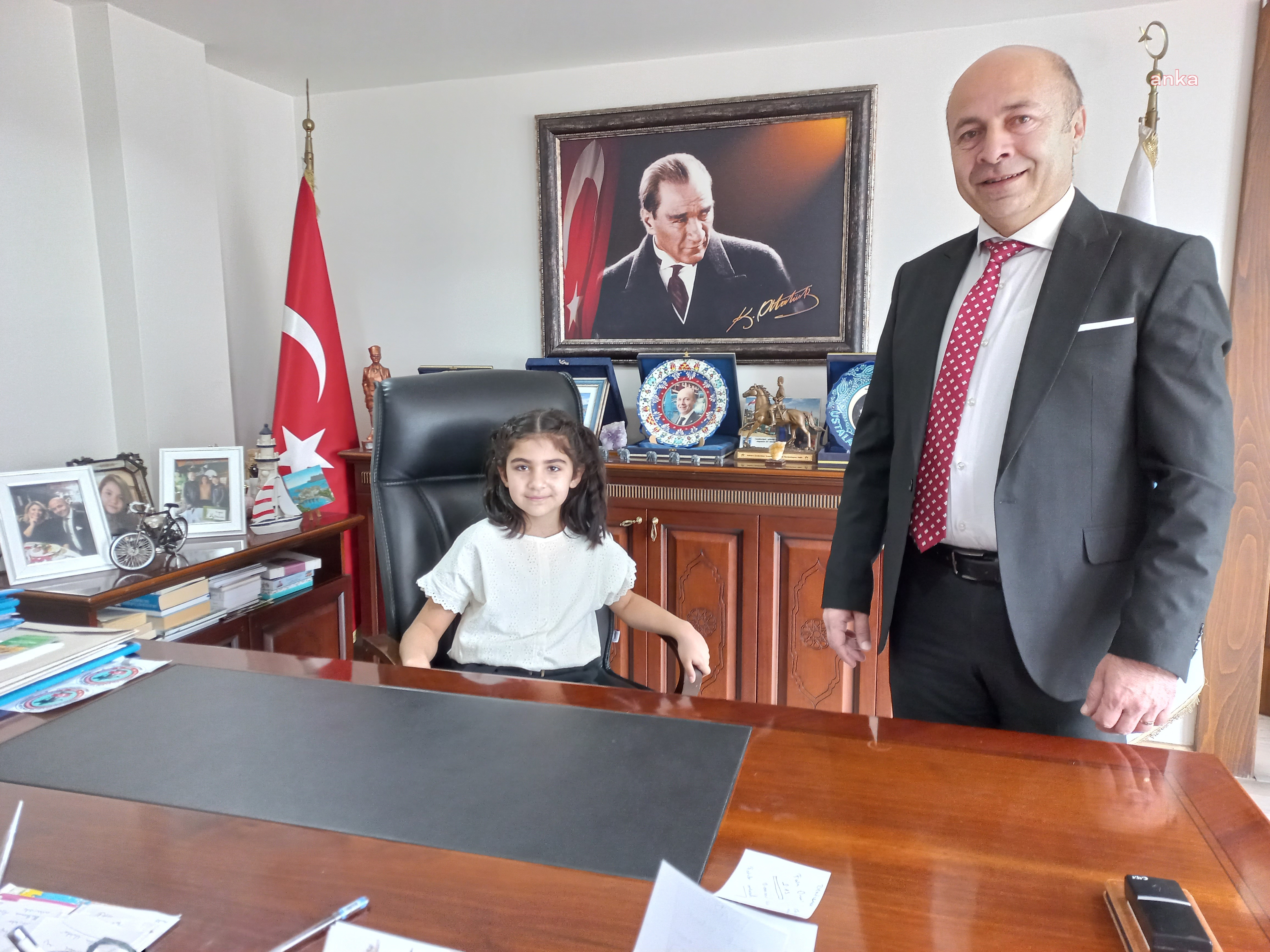 AMASRA BELEDİYE BAŞKANI RECAİ ÇAKIR, KOLTUĞUNU ÇOCUK BAŞKANLARA EMANET ETTİ