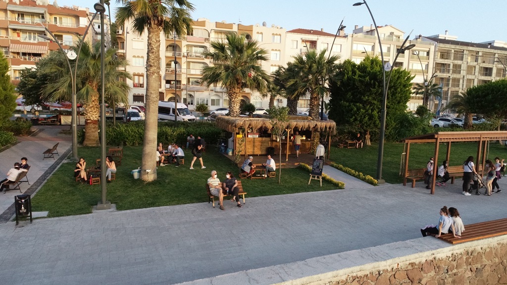 DİKİLİ'DE 75.YIL PARKINA ÖZEL PALMİYE KAFE