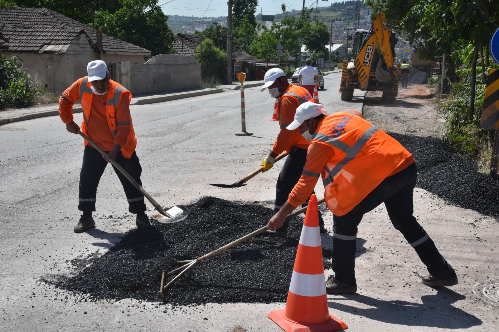 İZMİT BELEDİYESİ'NDEN YEŞİLOVA CADDESİ'NE 77 TON ASFALT