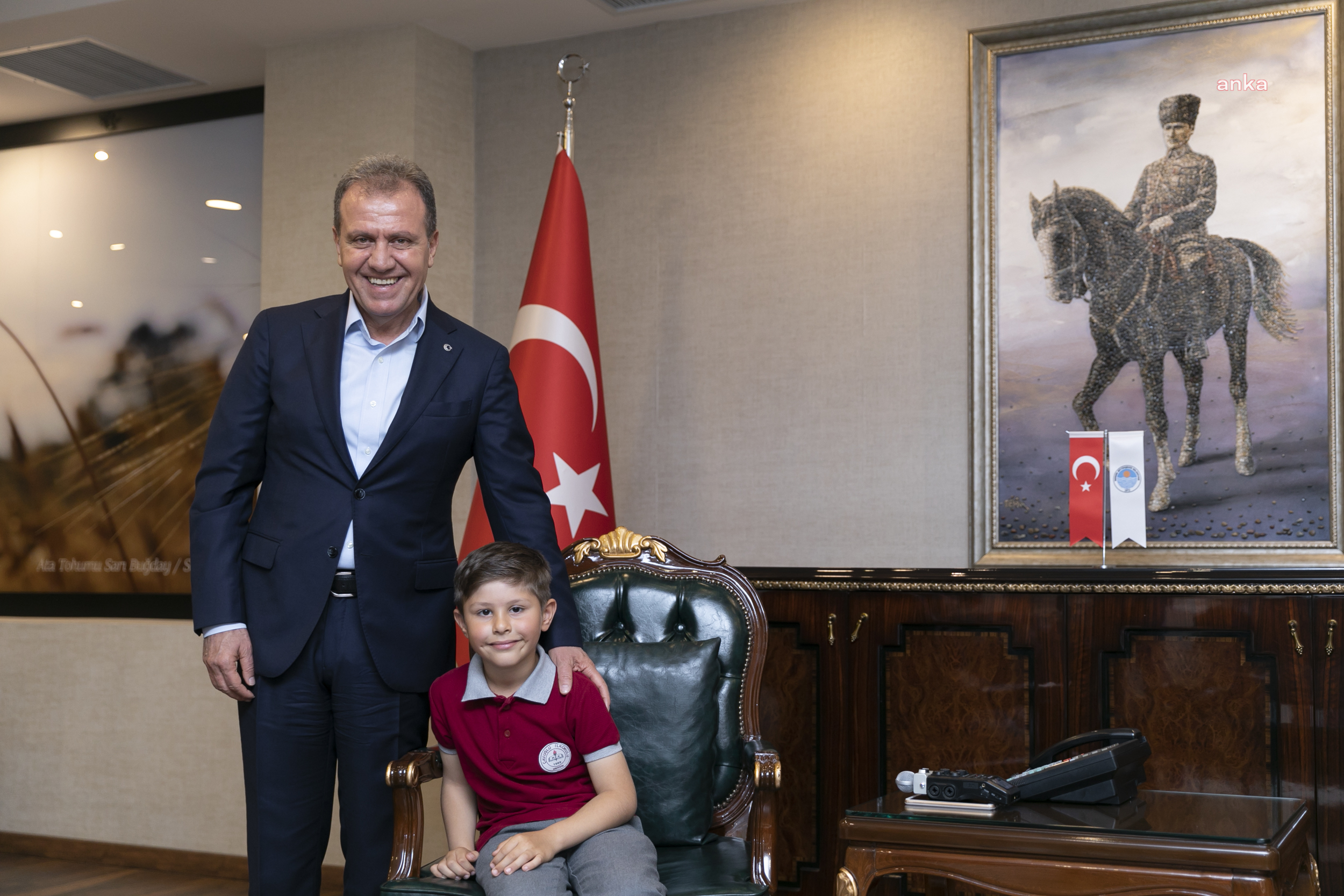 VAHAP SEÇER’İN KOLTUĞUNA MİNİK KÜRŞAT ALP OTURDU