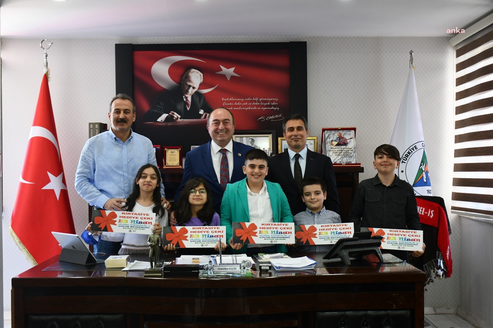 ARTVİN'DE ÇOCUK BELEDİYE BAŞKANI, MAKAM KOLTUĞUNA OTURDU