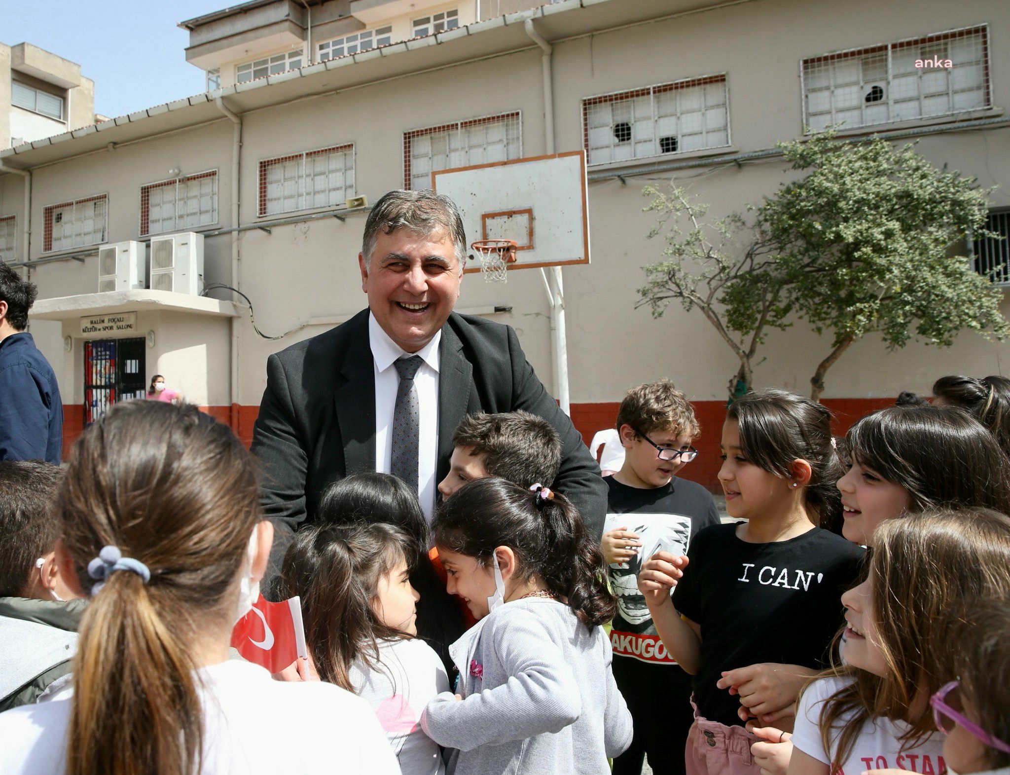 KARŞIYAKA BELEDİYE BAŞKANI TUGAY, ÇOCUKLARA ÇİLEK FİDESİ DAĞITTI