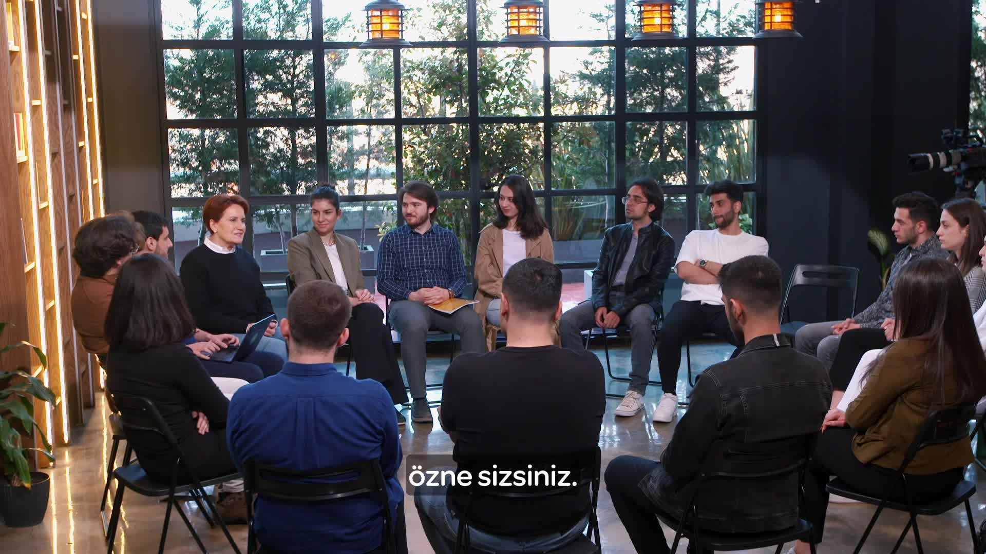 AKŞENER’İN DİNLEDİĞİ GENÇ: “TÜRKİYE’DE ÖĞRENCİ OLMAK ‘SURVİVOR’ GİBİ. BÖYLE BİR GENÇLİKTEN UMUT BEKLENEMEZ”
