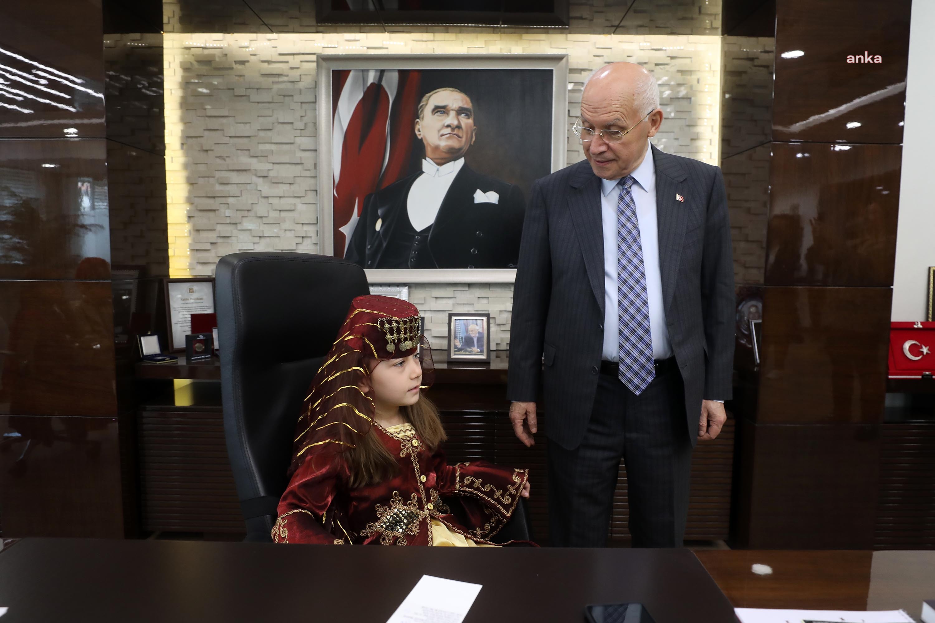 MİNİK ÖĞRENCİLERDEN YENİMAHALLE BELEDİYE BAŞKANI YAŞAR’A SÜRPRİZ ZİYARET