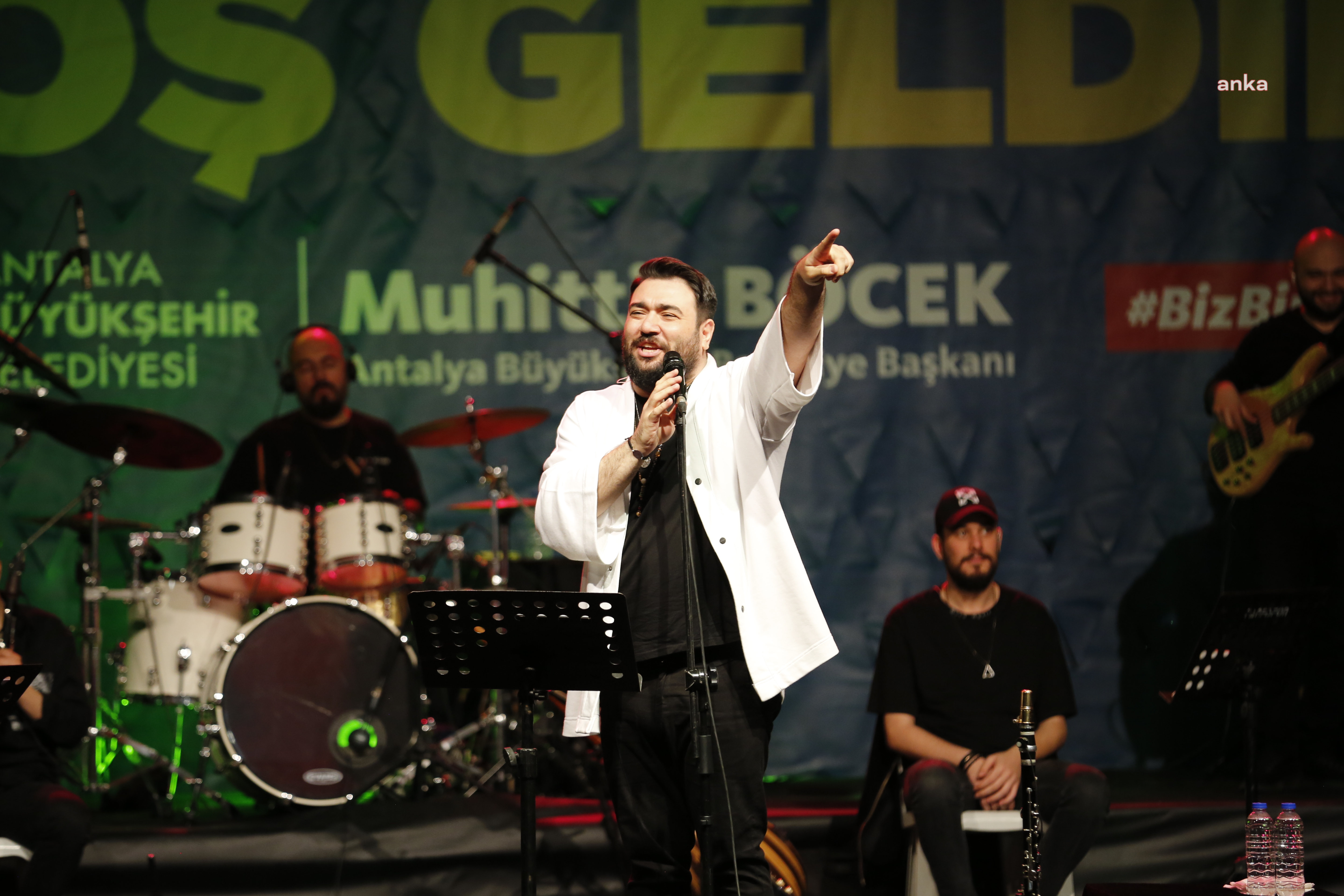 SAKİLERDEN ANTALYA'DA UNUTULMAZ KONSER