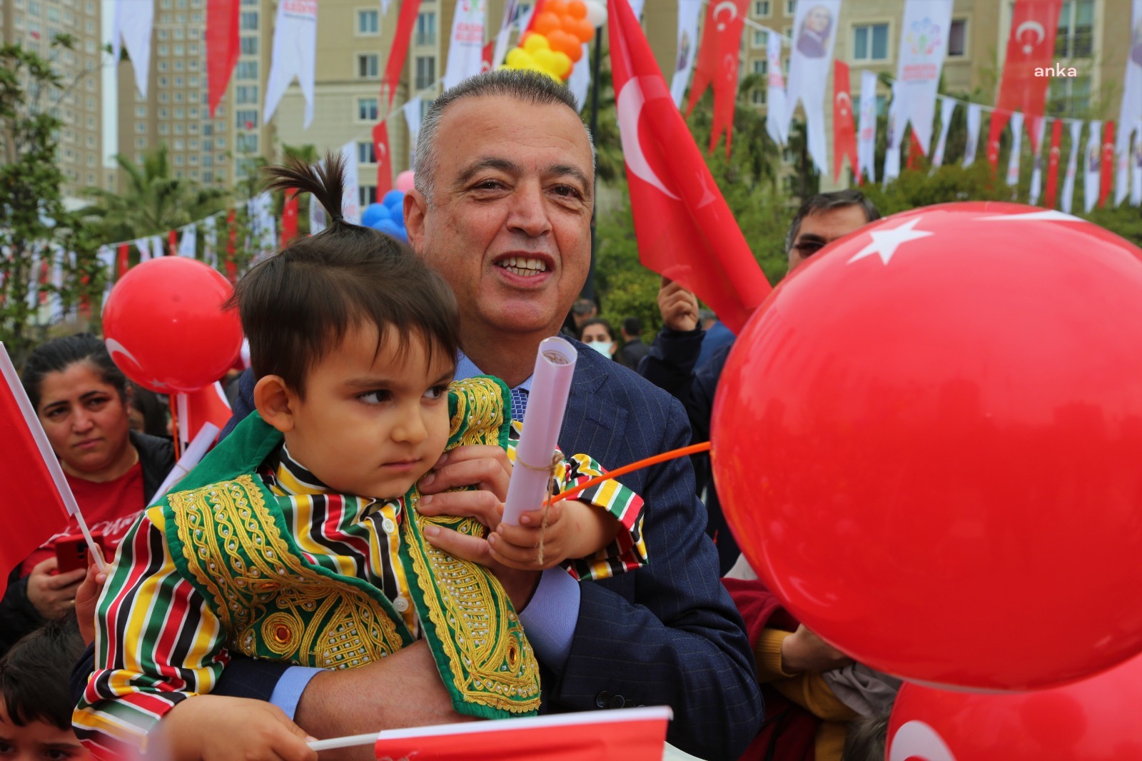 ATAŞEHİR’DE 23 NİSAN TÖRENLERİ, ATA’YA ÇELENK SUNUMUYLA BAŞLADI