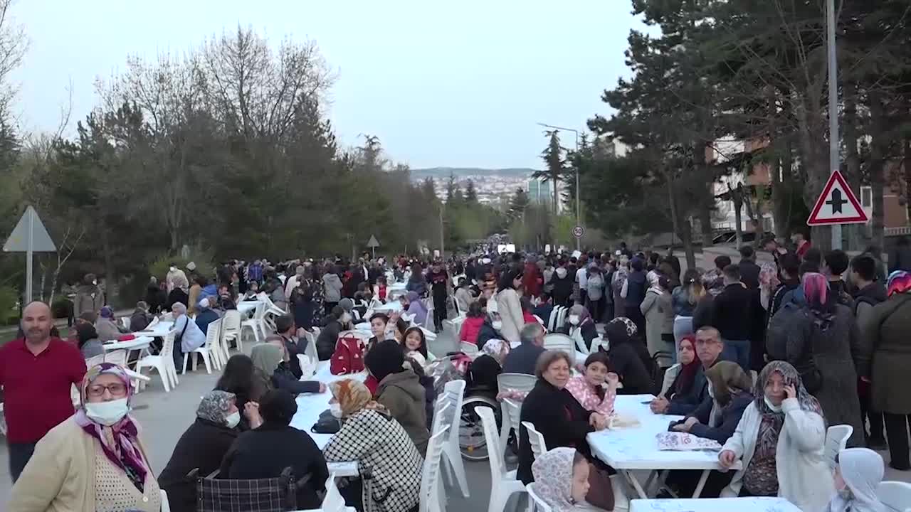 TEPEBAŞI BELEDİYESİ'NDEN ULUÖNDER’DE 4 BİN KİŞİLİK İFTAR SOFRASI