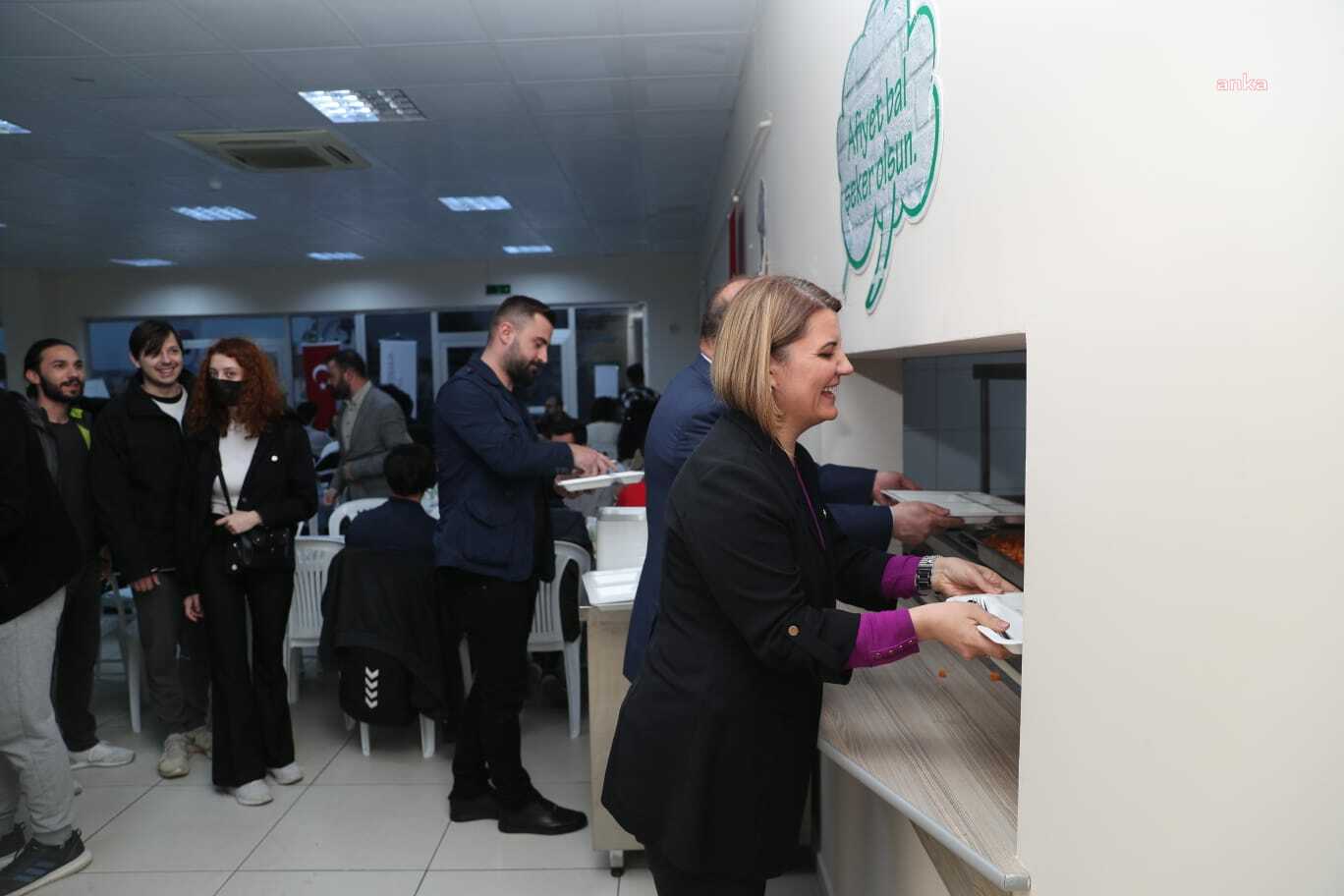 İZMİT BELEDİYE BAŞKANI HÜRRİYET, ANNE ELİ PROJESİ KAPSAMINDA ÖĞRENCİLERLE İFTAR YAPTI
