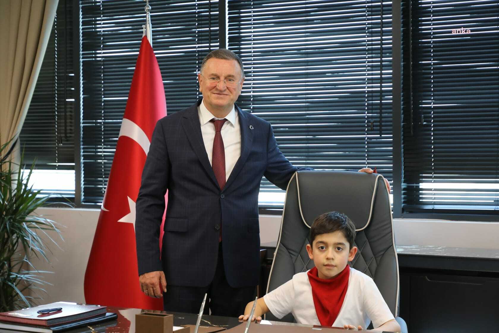 LÜTFÜ SAVAŞ, 23 NİSAN’DA MAKAMINI ÇOCUKLARA DEVRETTİ