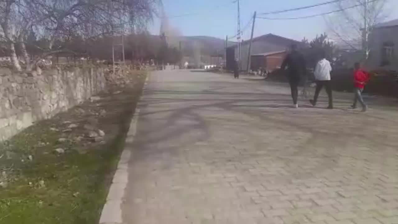 TÜRKİYE'NİN EN UZAK KÖYLERİNDEN ÇAMLIÇATAK'TA ÇOCUKLAR DERTLİ: OKULA 5 KİLOMETRE YÜRÜYORUZ, DÖNÜŞTE TARLA VE AHIRDA AİLEMİZE YARDIM EDİYORUZ