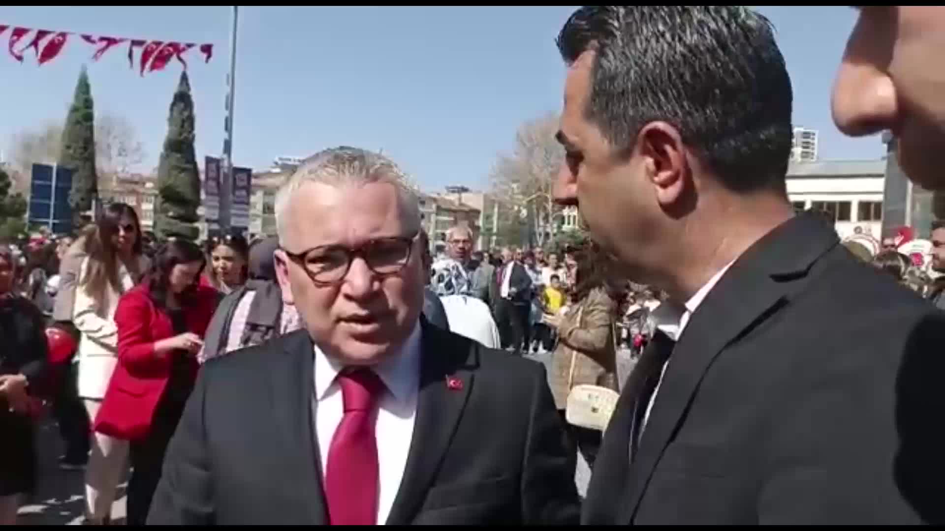 CHP NİĞDE İL BAŞKANI ADEM, 23 NİSAN TÖRENİNDE, TÖREN ALANINDA İL MİLLİ EĞİTİM MÜDÜRÜNÜ, VALİYE ŞİKAYET ETTİ: “DEVLET PROTOKOLÜ GELMEDEN, TÖREN BAŞLATIYOR”