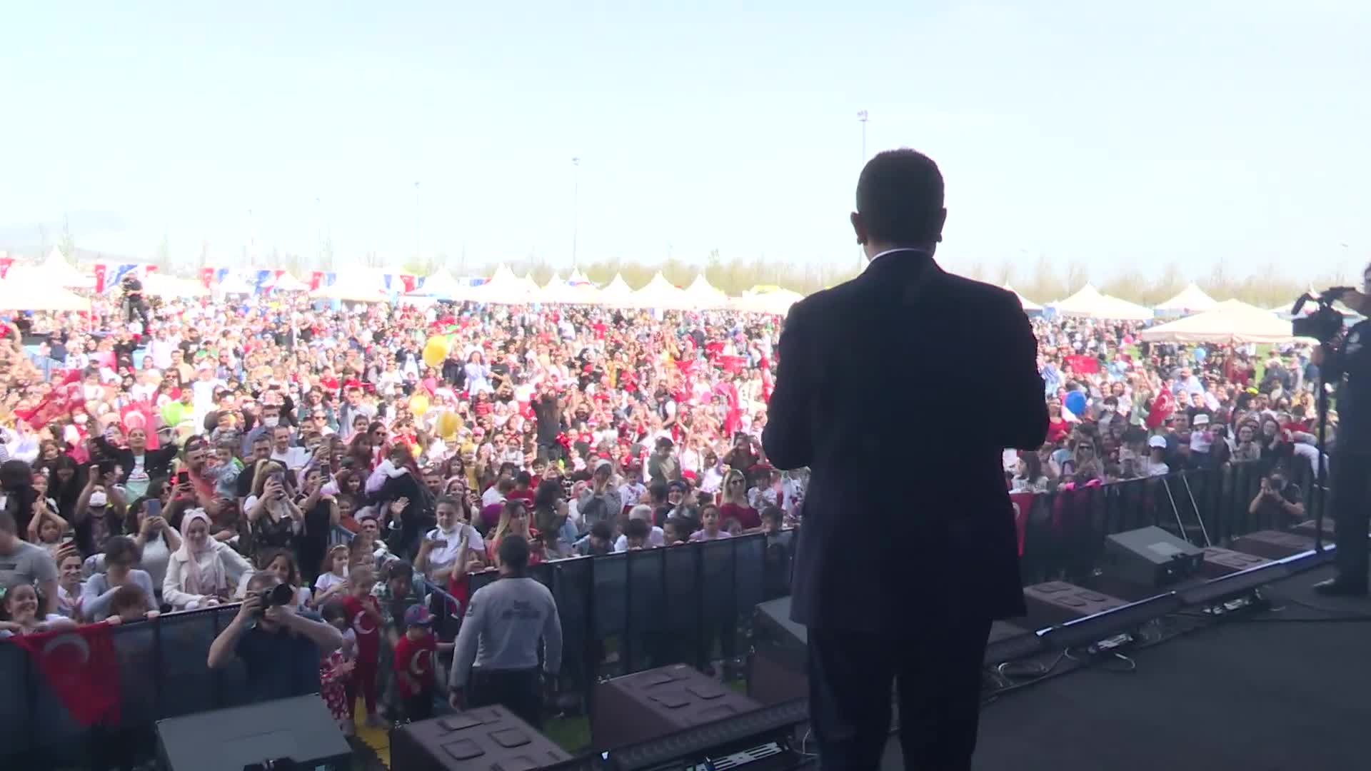 İBB'DEN YENİKAPI'DA ÇOCUK KARNAVALI. İMAMOĞLU: "ÜLKEMİZİN GELECEĞİ ÇOK AYDINLIK"