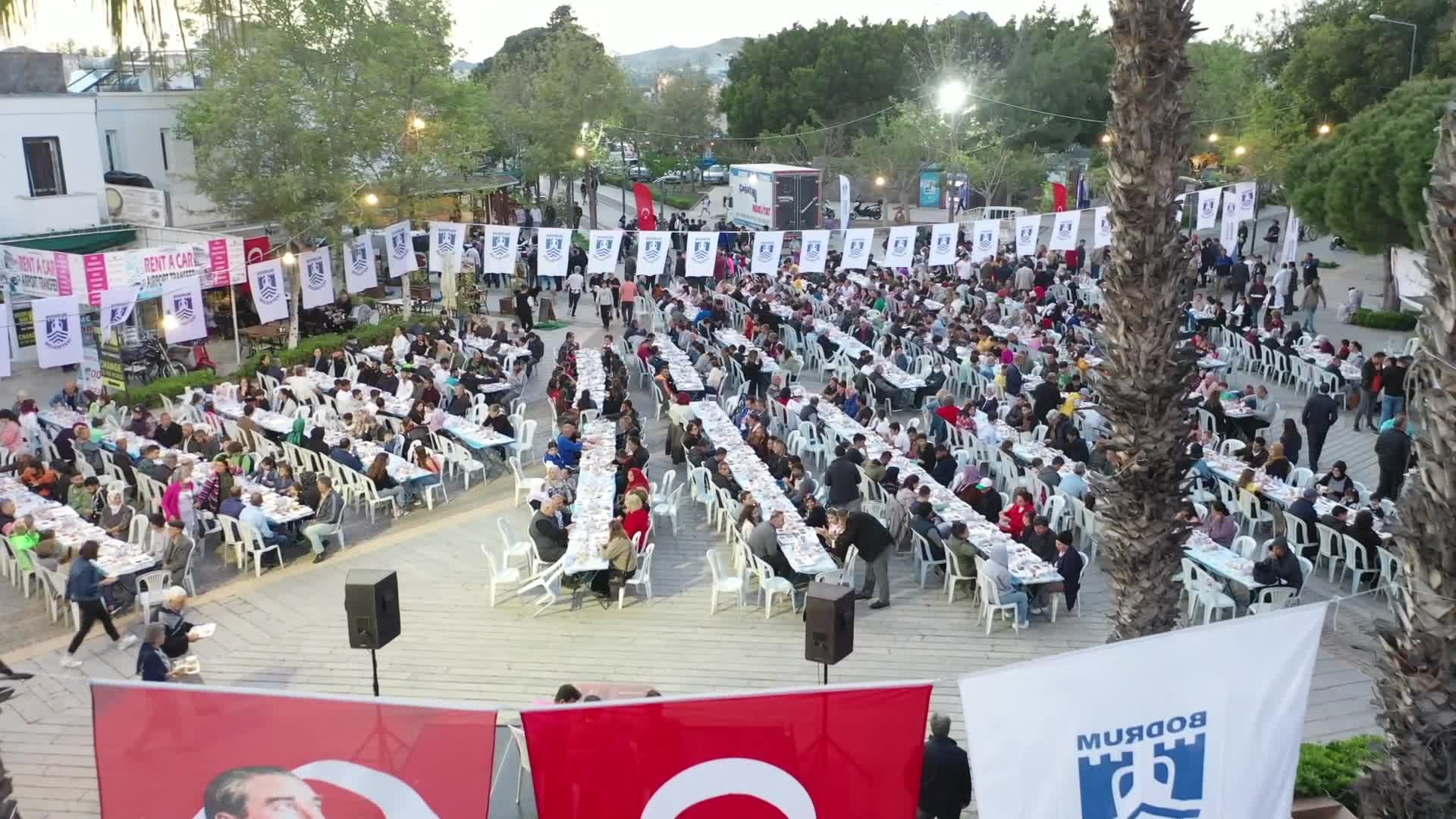 BODRUM BELEDİYESİ’NİN DÜZENLEDİĞİ İFTARA BİNLERCE KİŞİ KATILDI