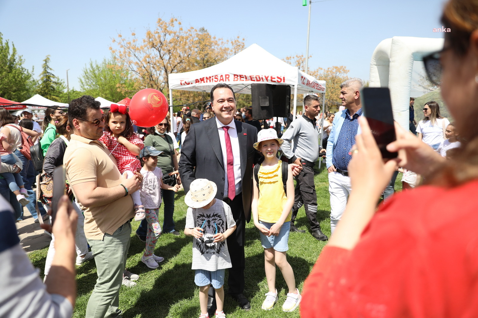 AKHİSARLI ÇOCUKLAR 23 NİSAN COŞKUSUNU YAŞADI