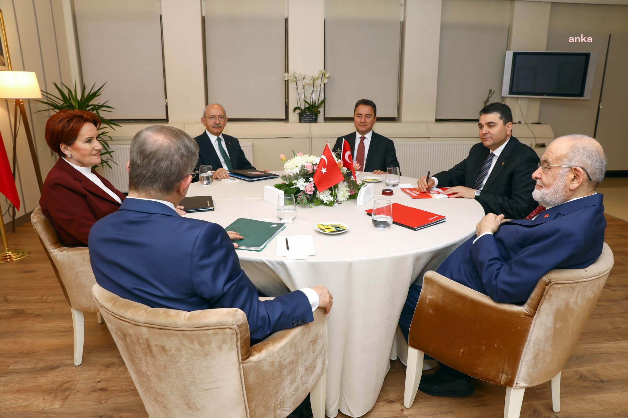 KILIÇDAROĞLU’NDAN LİDERLERE TEŞEKKÜR: “ÜLKEMİZİ AYDINLIĞA KAVUŞTURACAK OLAN GÜÇLENDİRİLMİŞ PARLAMENTER SİSTEM...”