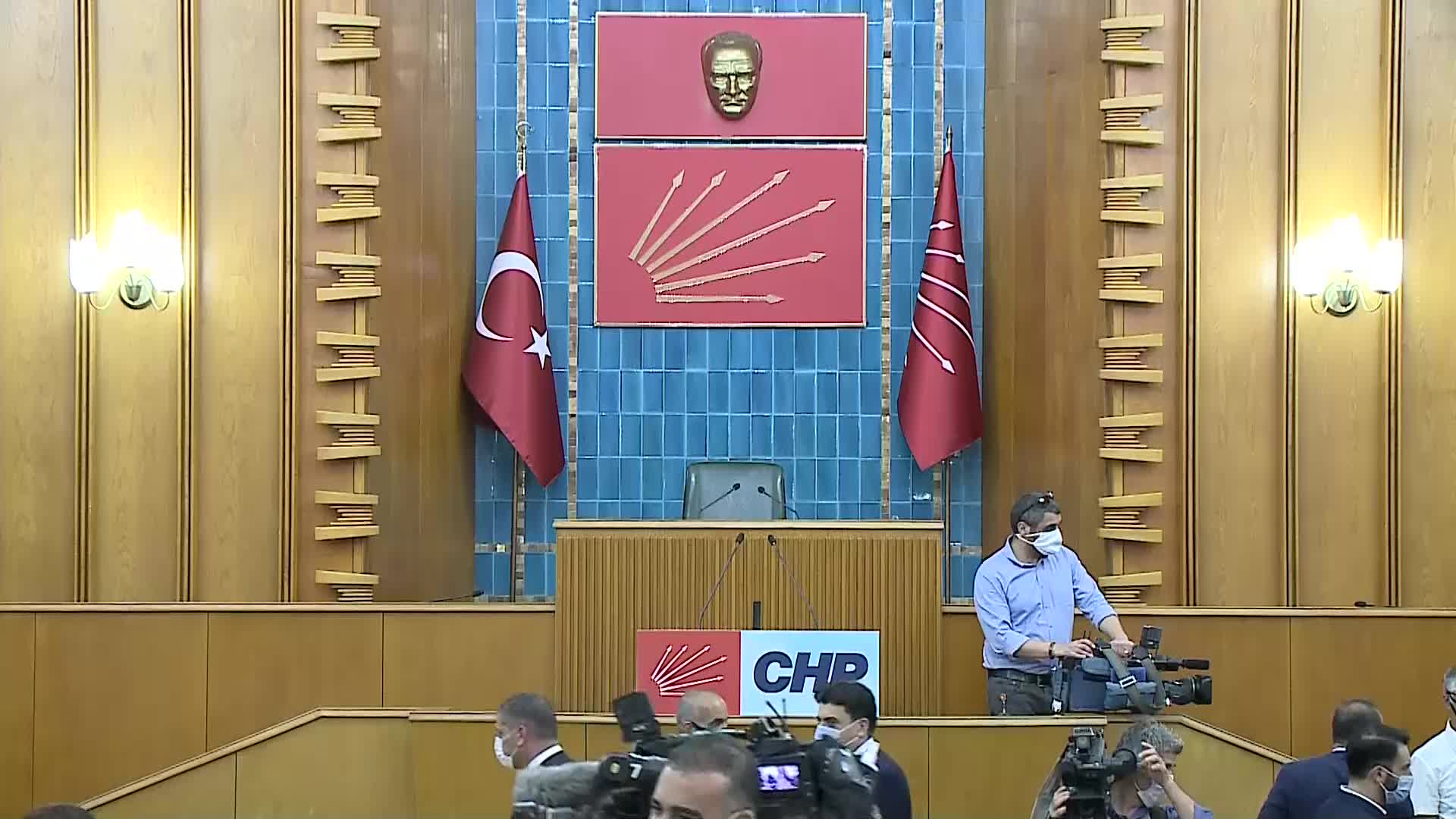 KILIÇDAROĞLU, GRUP TOPLANTISINDA KONUŞTU: DEVLETİN SIRLARINI PEŞKEŞ ÇEKEN ARANIYORSA KOZMİK ODA'YI AÇANLARDIR