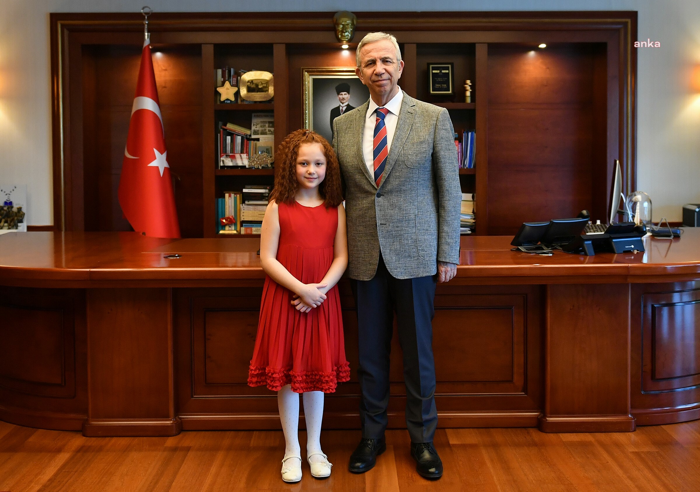 ÇOCUK BAŞKAN ESİLA İSTEDİ MANSUR YAVAŞ ÇOK BEĞENDİ VE BAŞLATTI: BELEDİYE PERSONELİ ŞİİR OKUYARAK GÜNE BAŞLIYOR