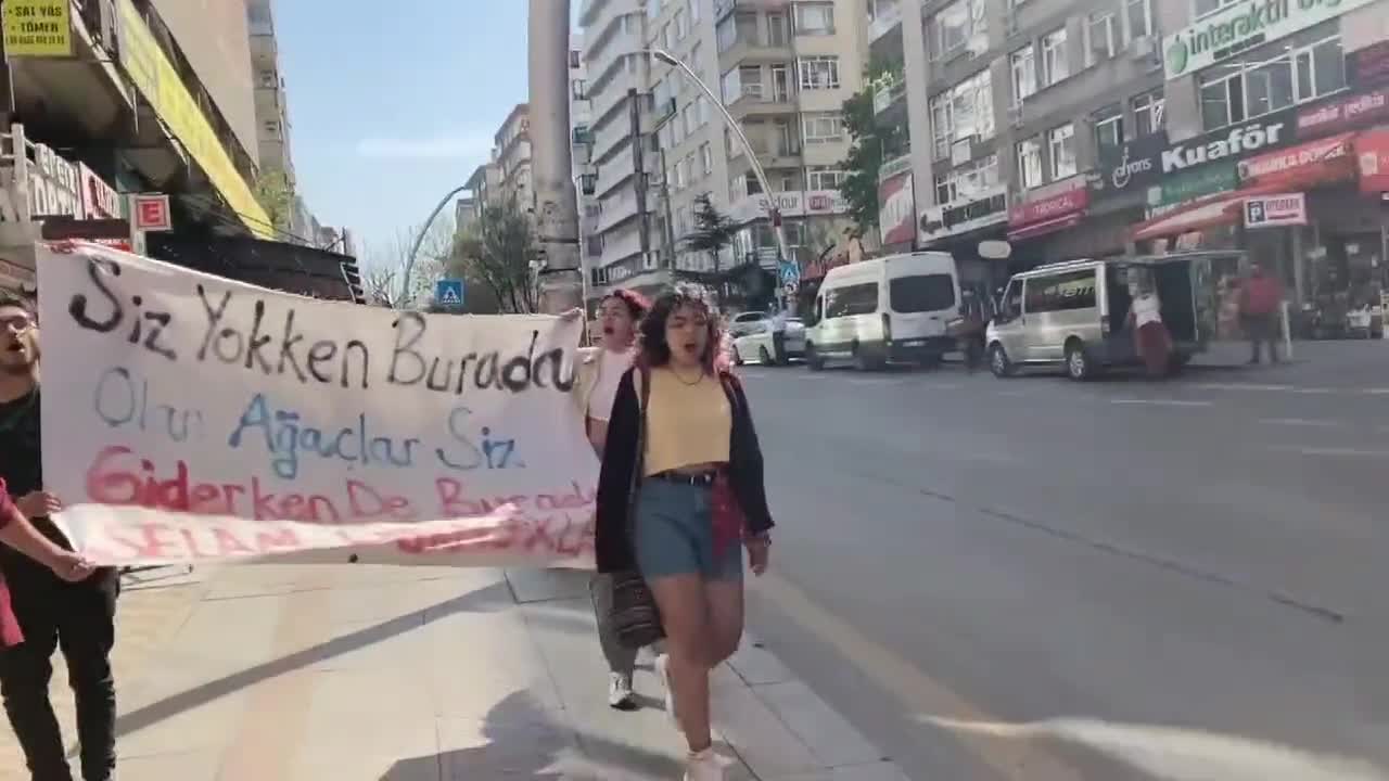 ÖĞRENCİ KOLEKTİFLERİ GEZİ DAVASI'NDA VERİLEN MAHKUMİYET KARARLARINI PROTESTO ETTİ: "SİZİ DE GENÇLİK YARGILAYACAK"