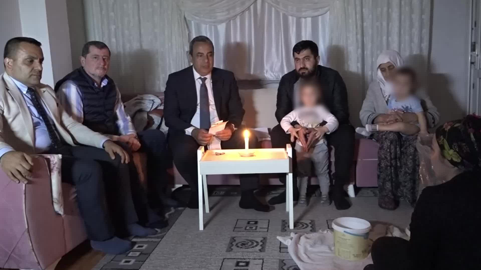 CHP BURSA İL BAŞKANI KARACA’NIN ELEKTRİĞİ KESİK EVİNDE ZİYARET ETTİĞİ VATANDAŞ: “2 KİŞİ 1200 LİRA SU FATURASI GELİR Mİ? NASIL ÖDEYEYİM?”