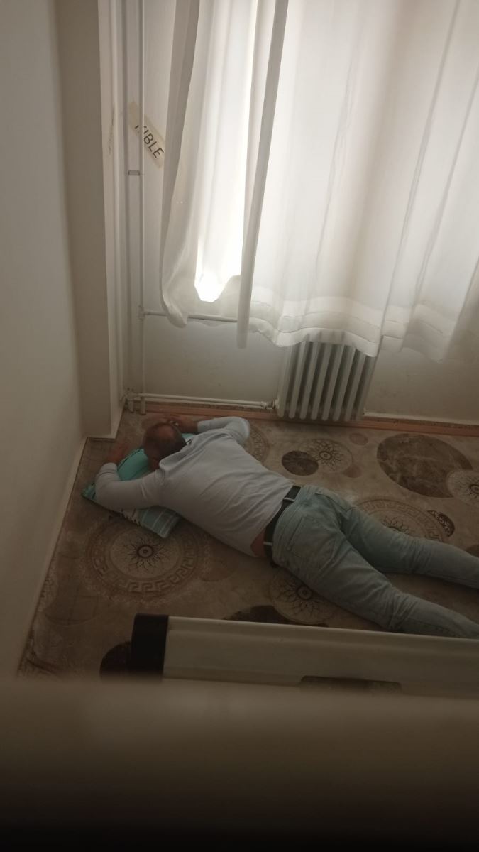 OKUL MÜDÜRÜ MESCİTTE UYURKEN FOTOĞRAFLANDI, FOTOĞRAFI ÇEKENLER HAKKINDA SORUŞTURMA AÇILDI